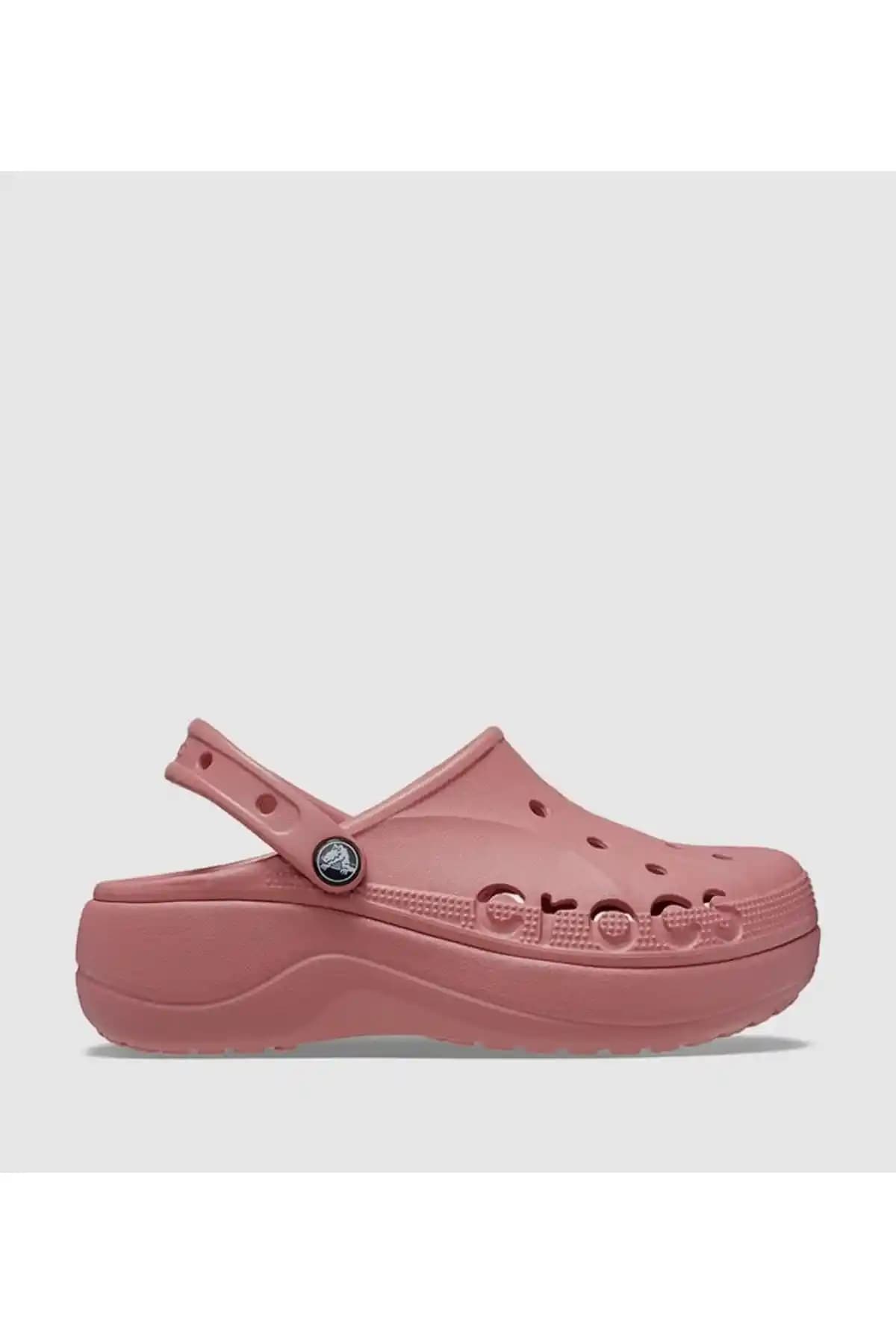 Crocs Satış Noktaları ve Moda Dünyasında Geniş Ürün Yelpazesi Analizi