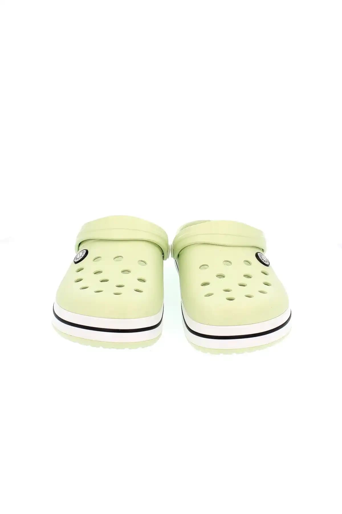 Crocs Terliklerde Su Yeşili Renk Trendleri ve Moda İpuçları