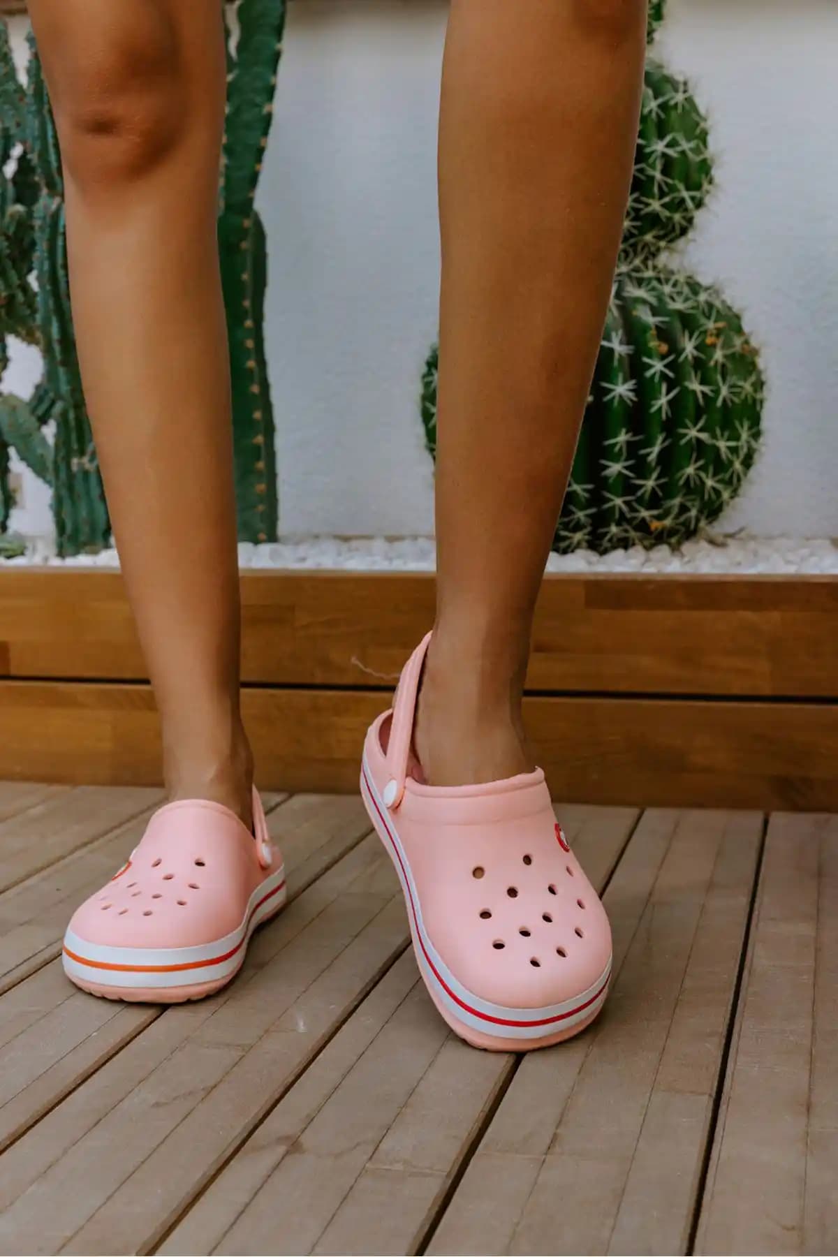 Crocs ve Kavuniçi Rengin Moda Dünyasındaki Yeri ve Trendleri Analizi