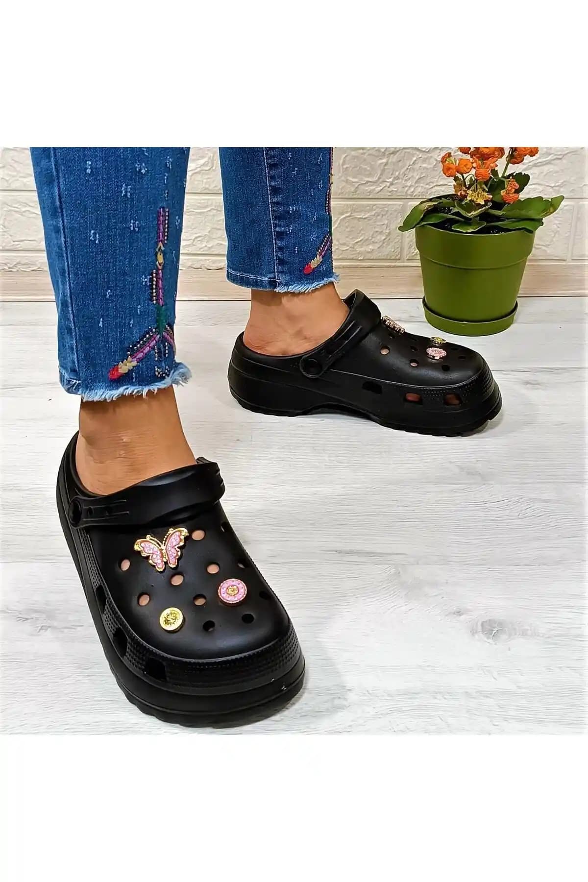 Crocs Yüksek Taban Terlikler: Moda ve Konforun Bir Arada Sunulduğu Güncel Trendler