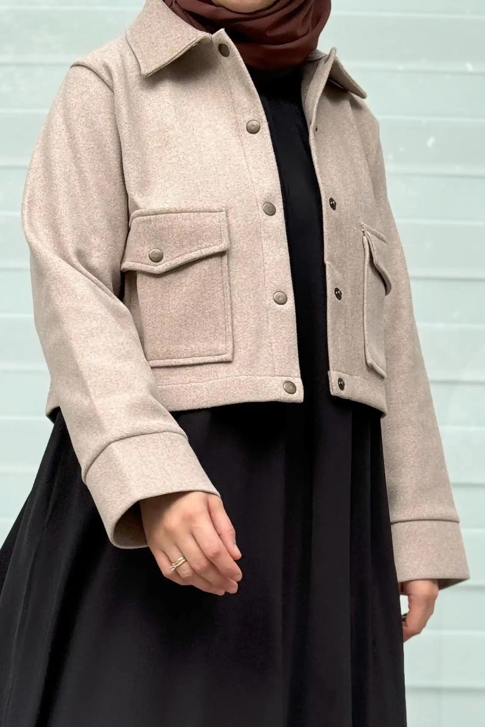 Crop Kaşe Ceket Nedir ve Moda Dünyasında Neden Popülerlik Kazanıyor