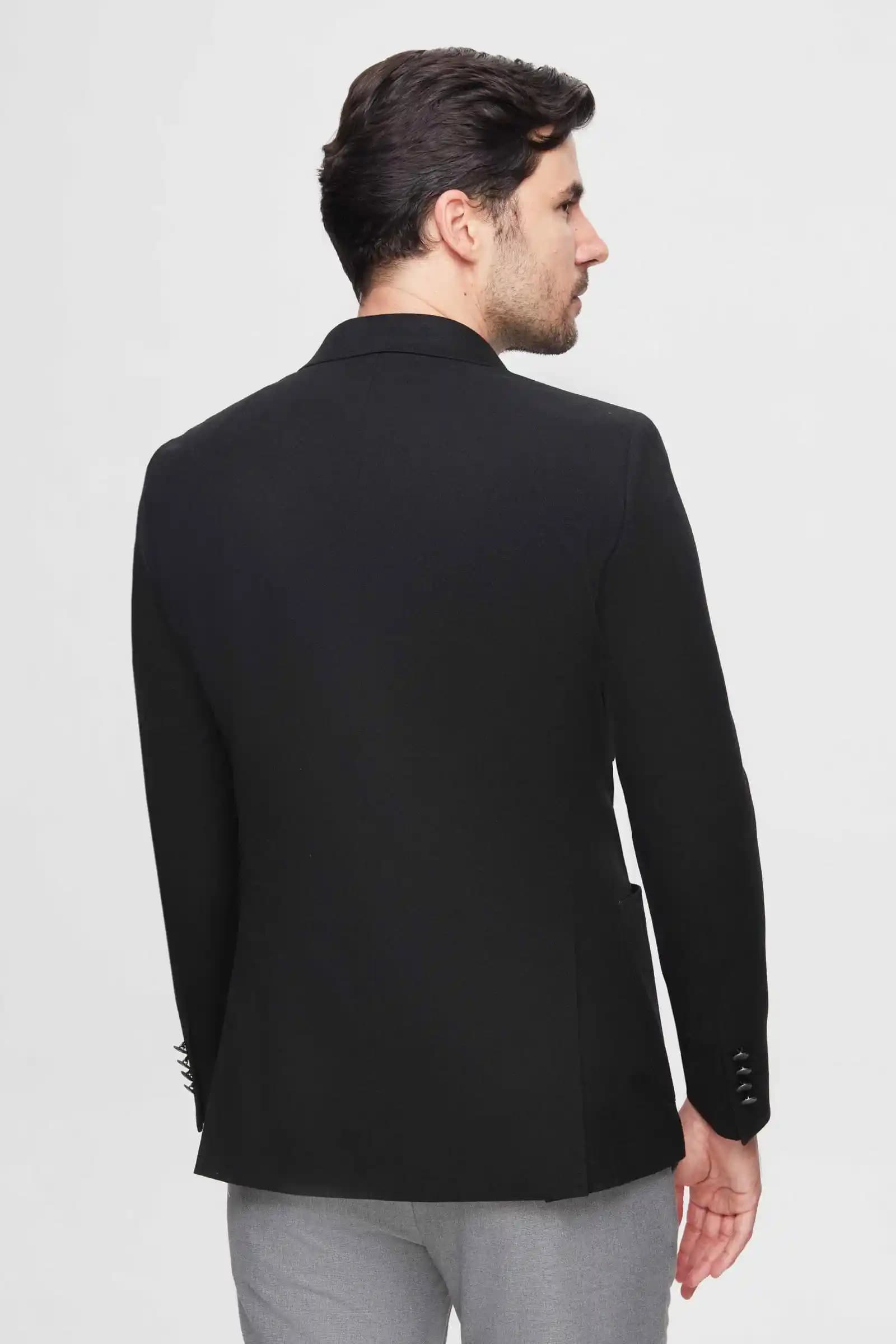 Damat Kruvaze Ceketleri: Geleneksel ve Modern Tasarımlarla Şıklığın Simgesi