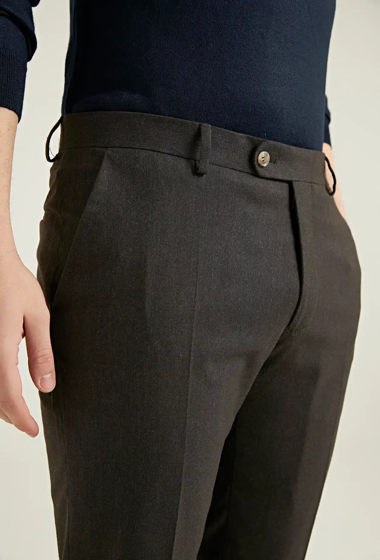 Damat Kumaş Pantolonlar: Şıklık ve Konforun Uyumunu Yansıtan Erkek Giyim Tercihi