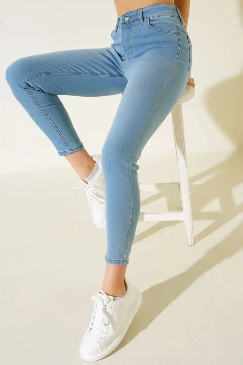 Dar Paça Yüksek Bel Pantolon ile Modern ve Şık Görünüm Yaratma Rehberi