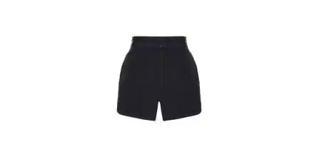 Dar Şort Modada Konfor ve Şıklığın Simgesi Güncel Trendler ve Kombin İpuçlarıyla