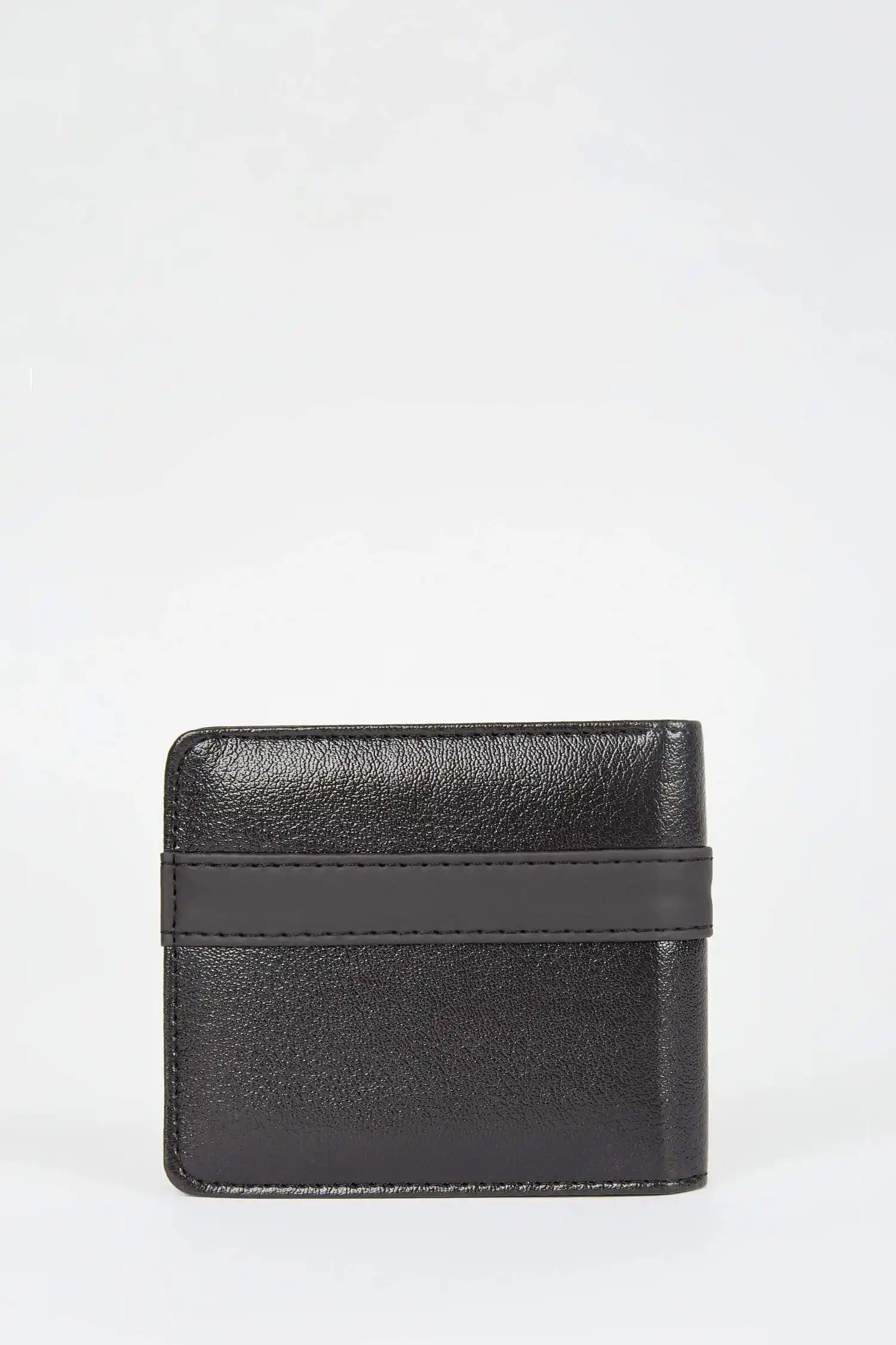 DeFacto Erkek Cüzdan Koleksiyonu: Şık ve Fonksiyonel Tasarımlarla Günlük Tarzınızı Tamamlayın