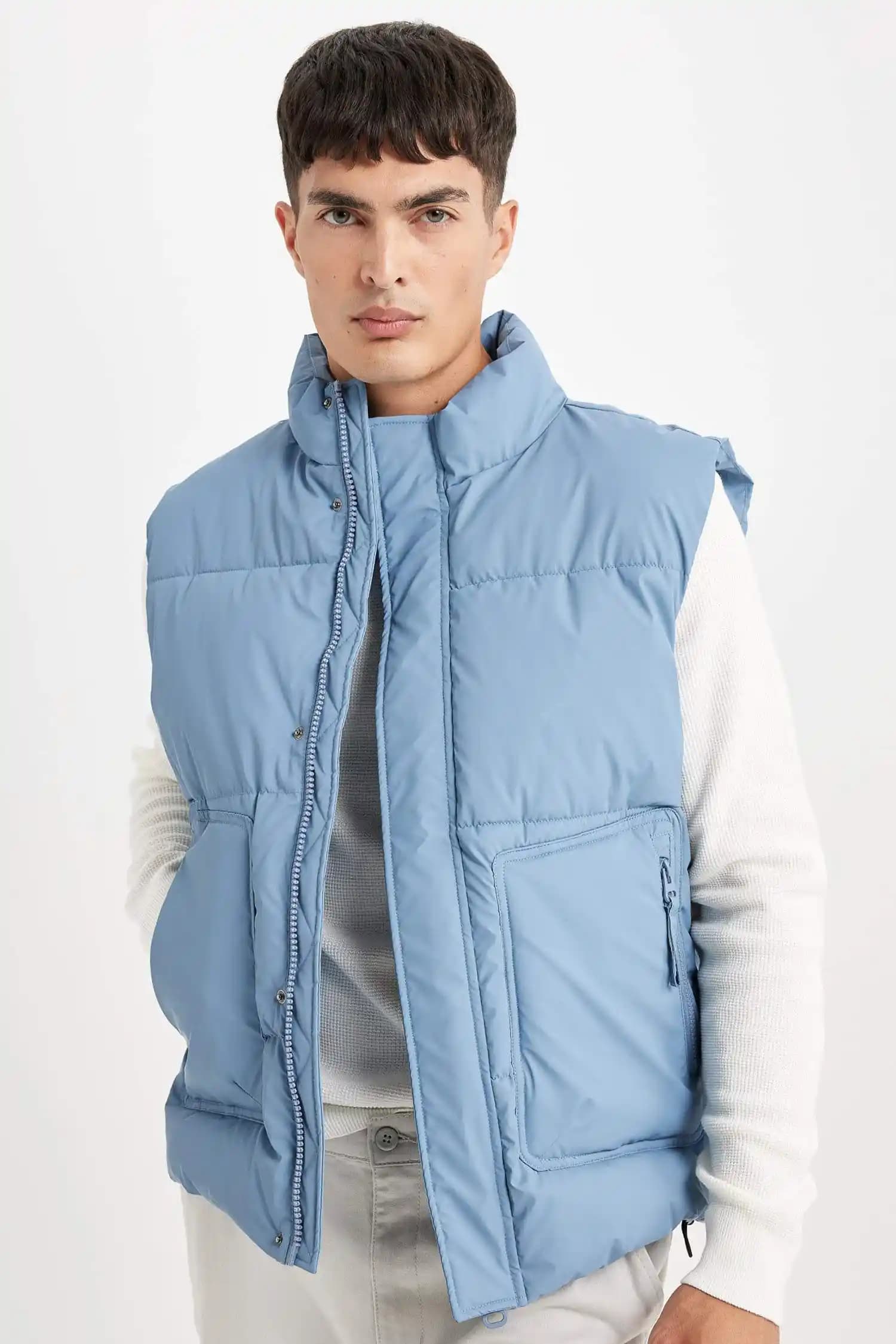 DeFacto Erkek Şişme Yelekleri: Modern Tarz ve Fonksiyonelliğin Birleşimi