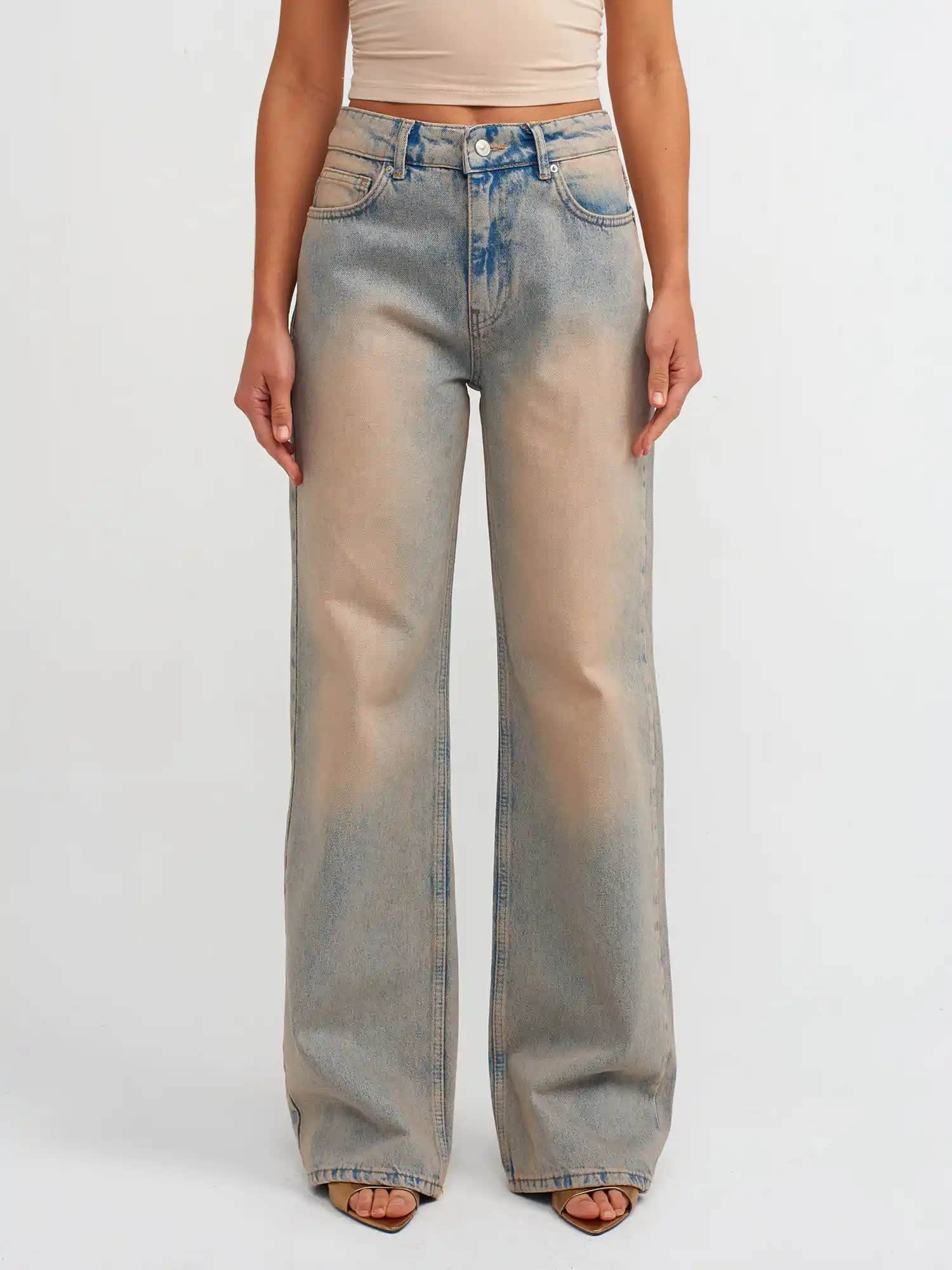 Denim Kirli Trendinin Moda Dünyasındaki Yeri ve Stil Önerileri