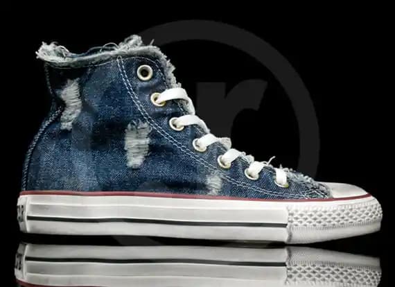 Denim ve Converse Uyumu: Moda Dünyasında Kalıcı ve Şık Bir Trend