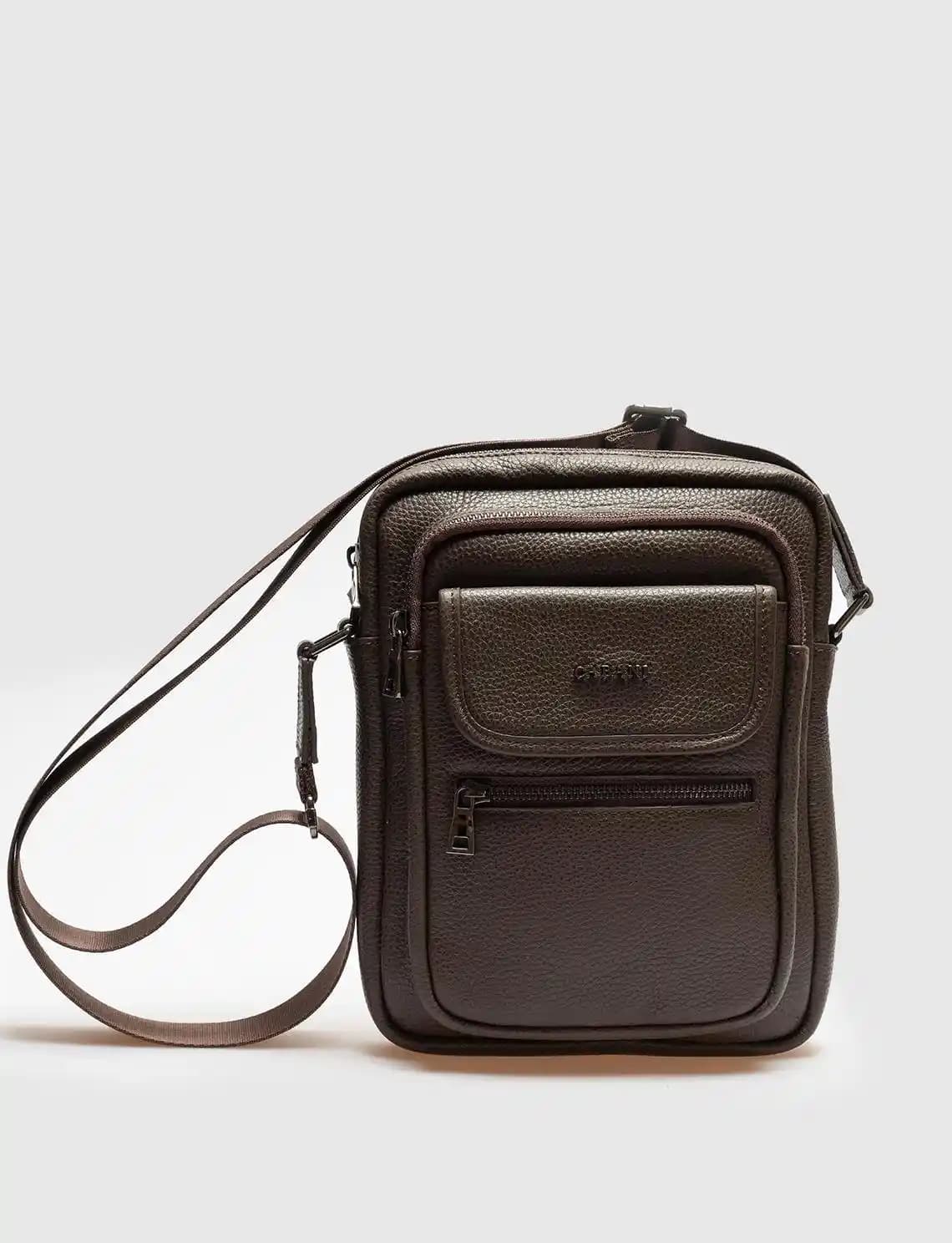 Deri Erkek Çantaları: Şıklık ve Fonksiyonelliği Bir Arada Sunan Moda Seçenekleri