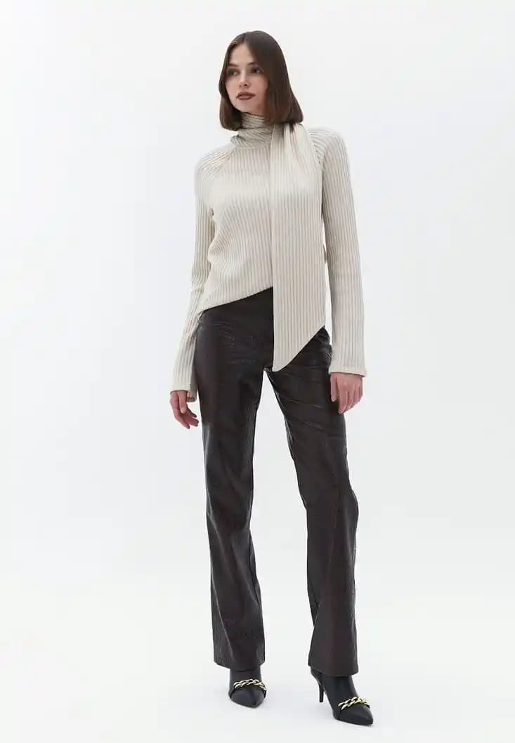 Deri Kazak Modasında Güncel Trendler ve Şık Kombinasyon Önerileri