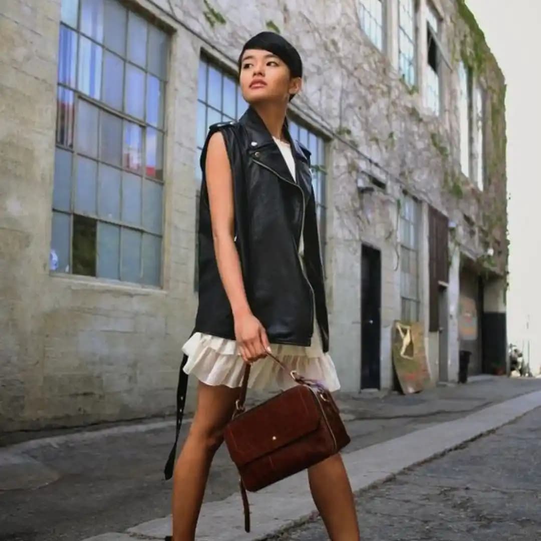 Deri Yelek Kombinasyonu: Moda Dünyasında Kendine Özgü Stil Yaratmanın Yolları