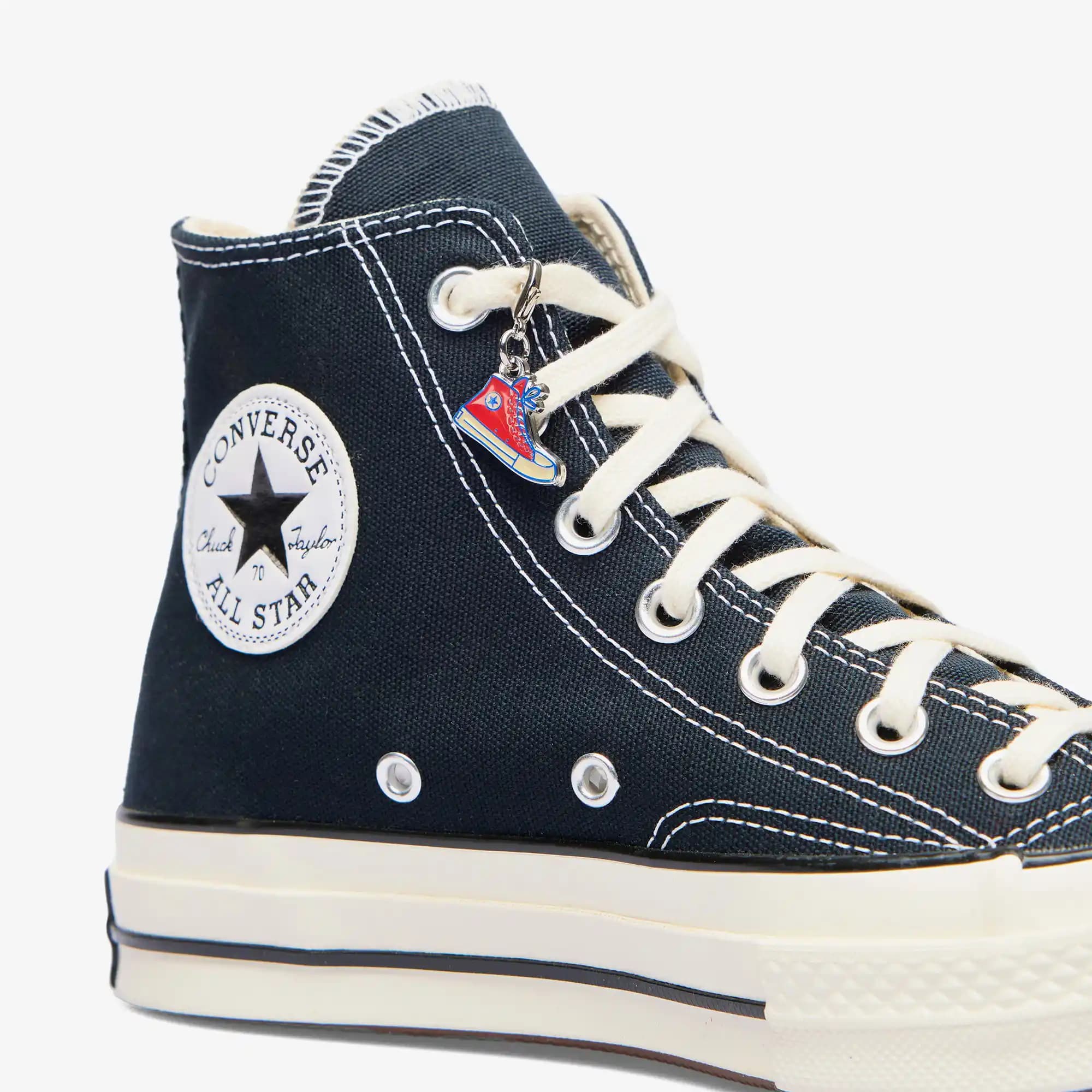 Desenli Converse Ayakkabılarla Moda Dünyasında Renkli ve Özgün Bir Dokunuş