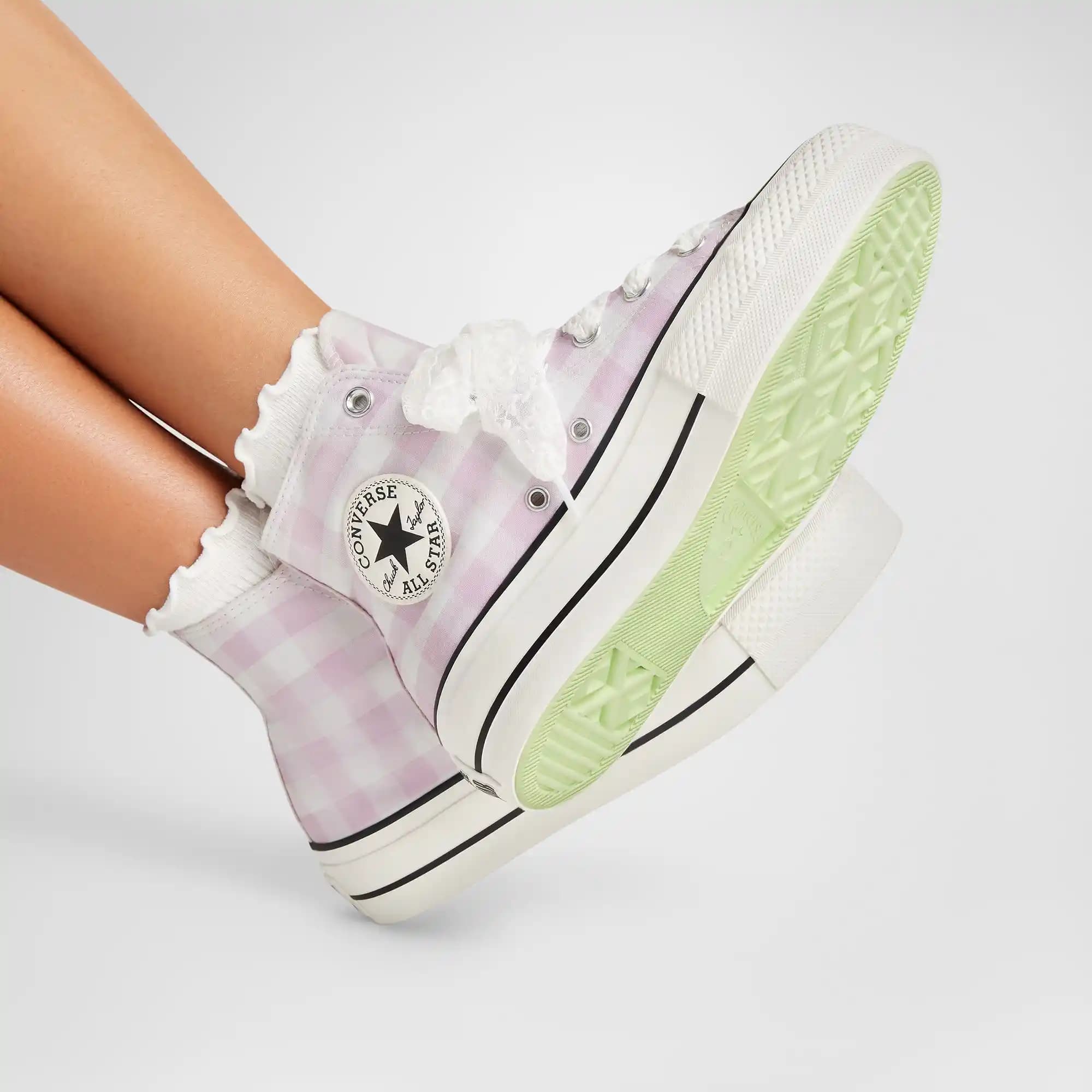 Desenli Converse Kadın Ayakkabılarıyla Tarzınızı Yansıtmanın Modern Yolları