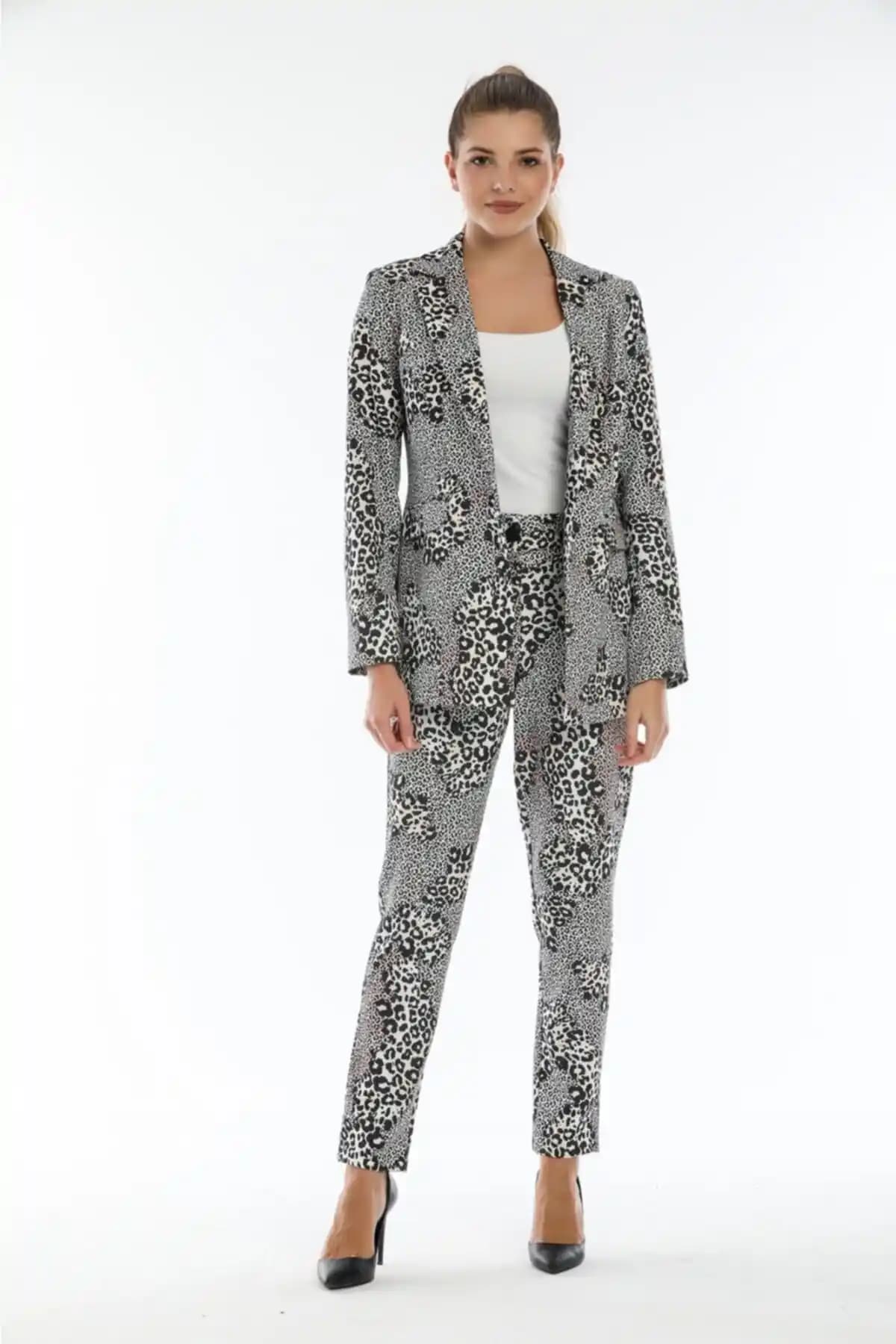 Desenli Takım Elbise Modasında Şıklık ve Tarzın Yenilikçi Yolu