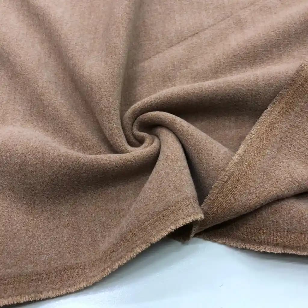 Deve Tüyü Kumaşı: Doğal ve Lüks Malzeme ile Moda ve Stil İpuçları