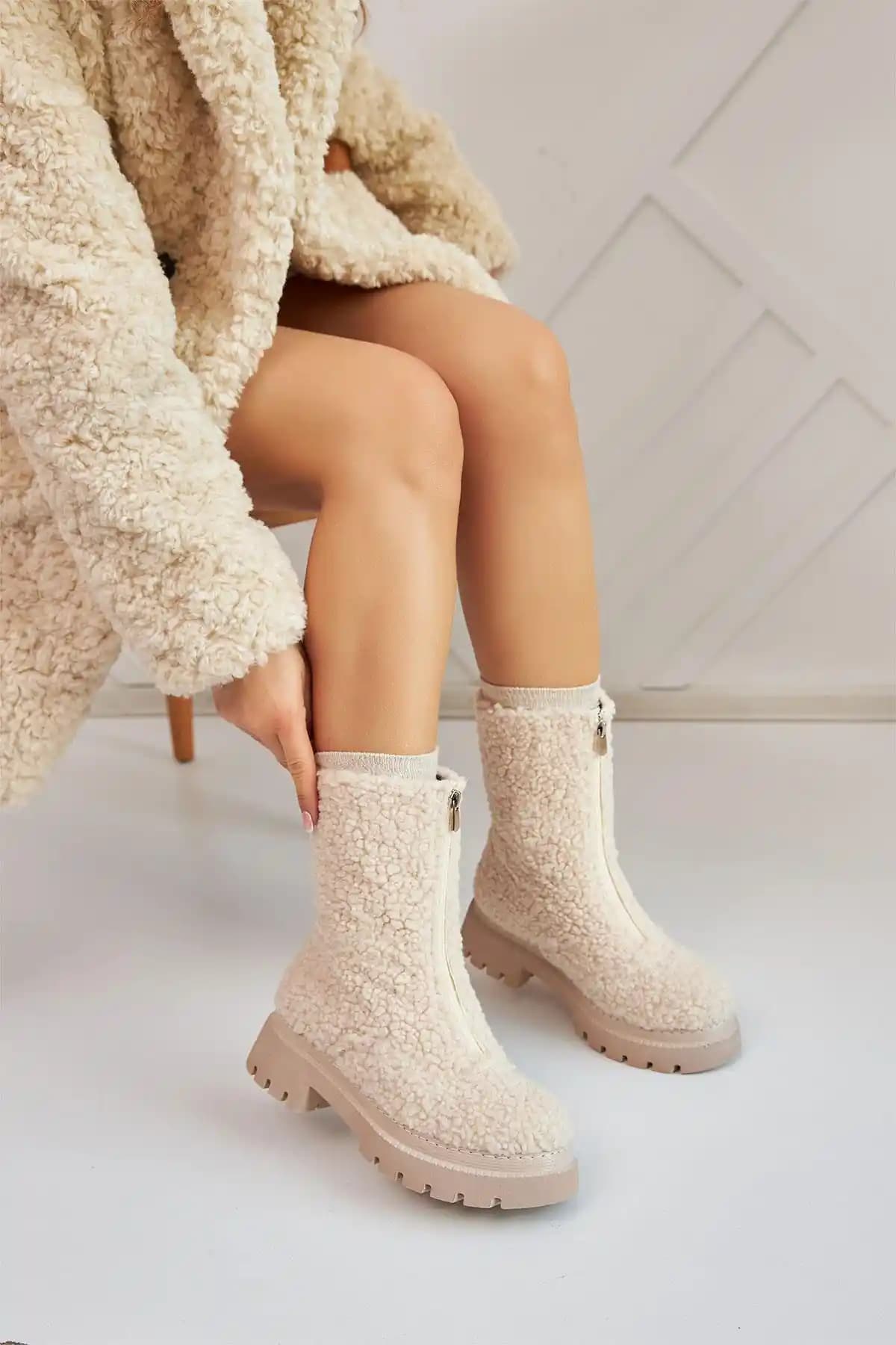 Dış Kürklü Botlar: Kış Modasında Şıklık ve Konforun Birleştiği Trendler