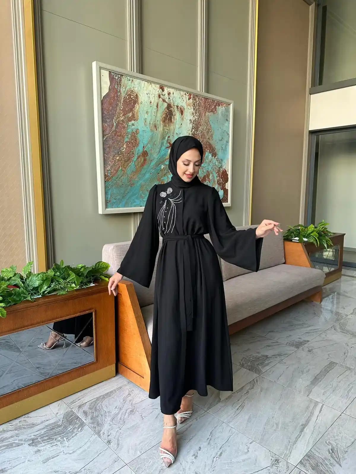 Dubai Elbise Modelleri: Lüks ve Geleneksel Tasarımlarla Moda Dünyasında Parlayan Bir Yıldız