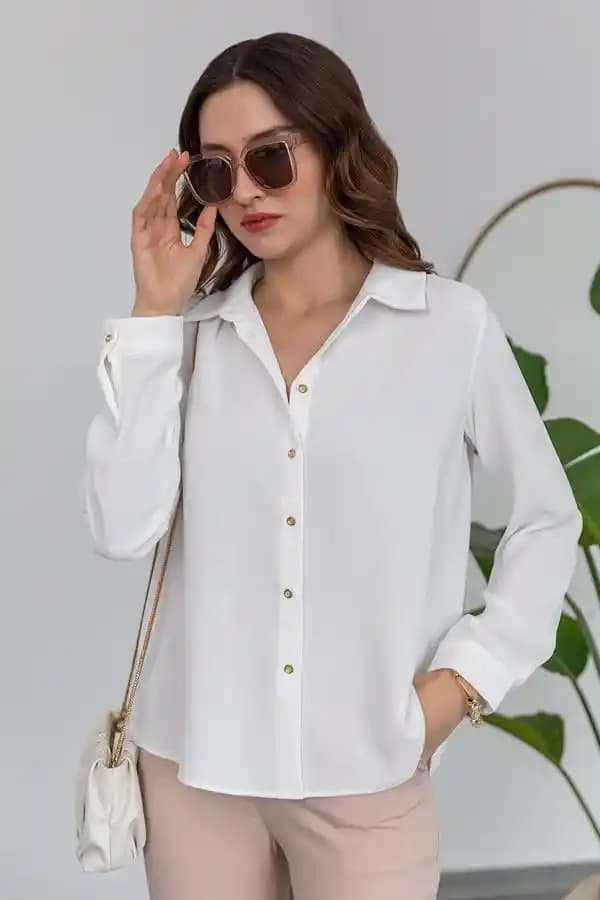 Düğmeli Gömlekler: Zamansız Şıklık ve Çok Yönlülük Sunan Moda Parçası