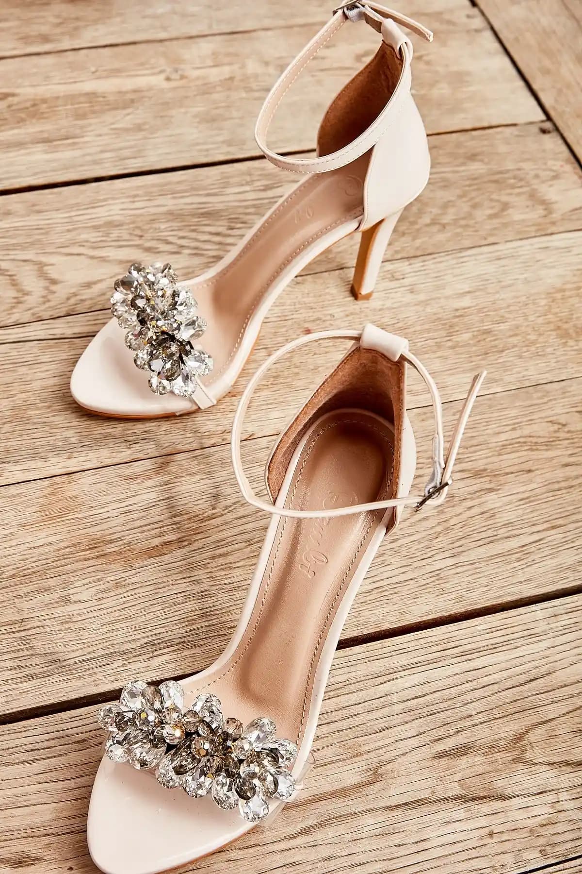 Düğünlerde Giyilecek Ayakkabılar: Şıklık ve Konforu Bir Arada Sunan Seçenekler