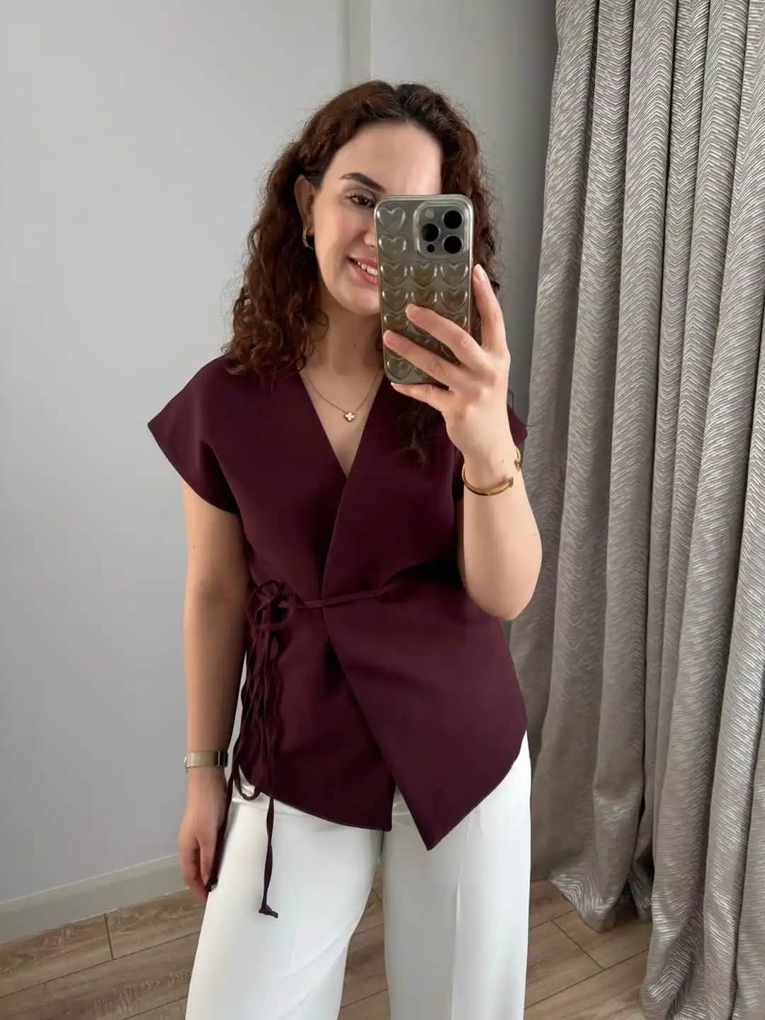 Düşük Kol Yelek Modelleri ve Trendleri: Moda Dünyasında Şıklığın Yeni Yüzü