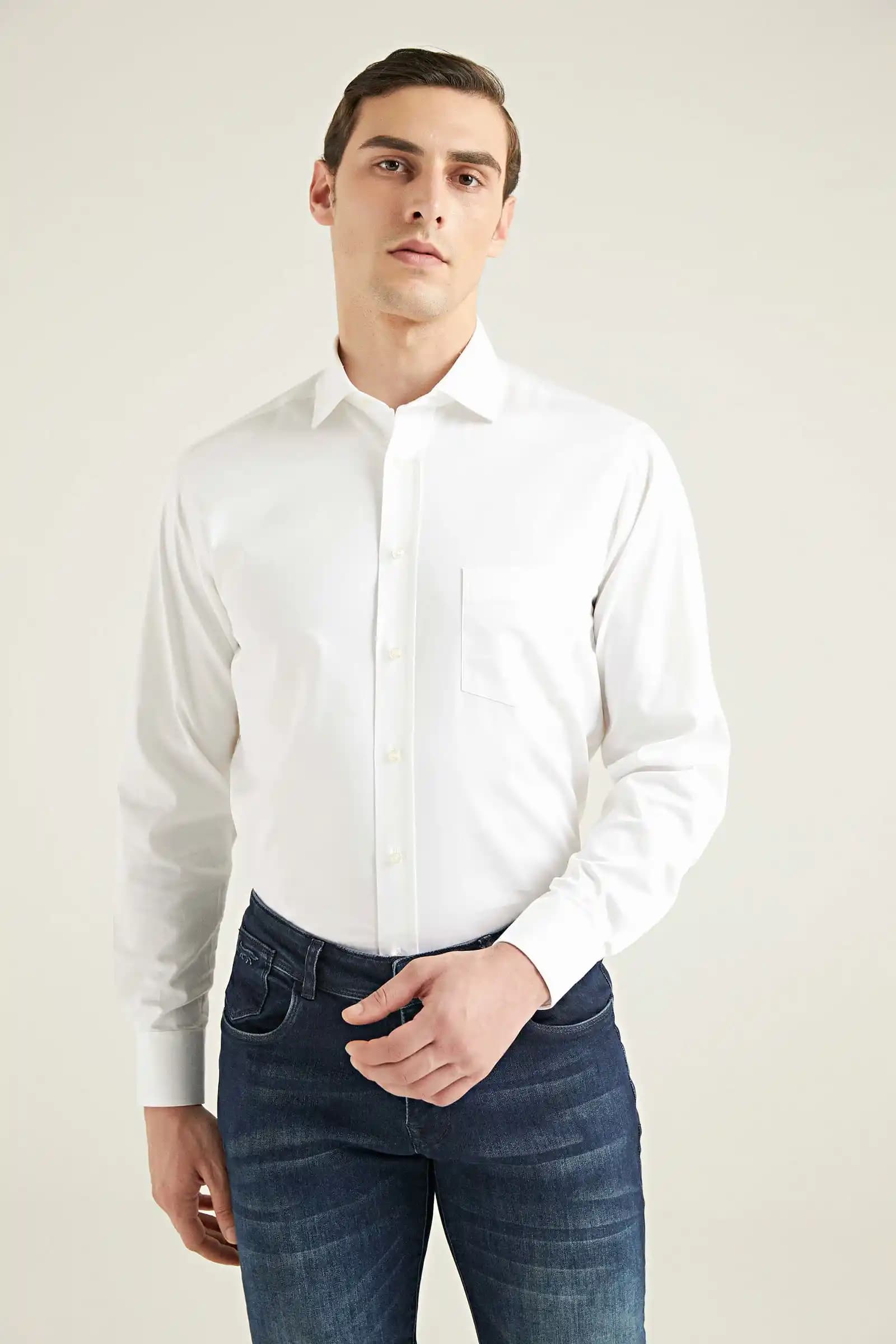 Düz Gömleklerin Moda Dünyasındaki Yeri ve Stil İpuçları