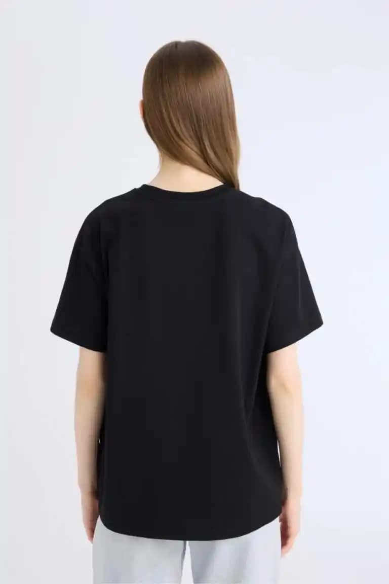 Düz Siyah Oversize Tişörtlerin Moda Dünyasındaki Yeri ve Kombinasyon İpuçları