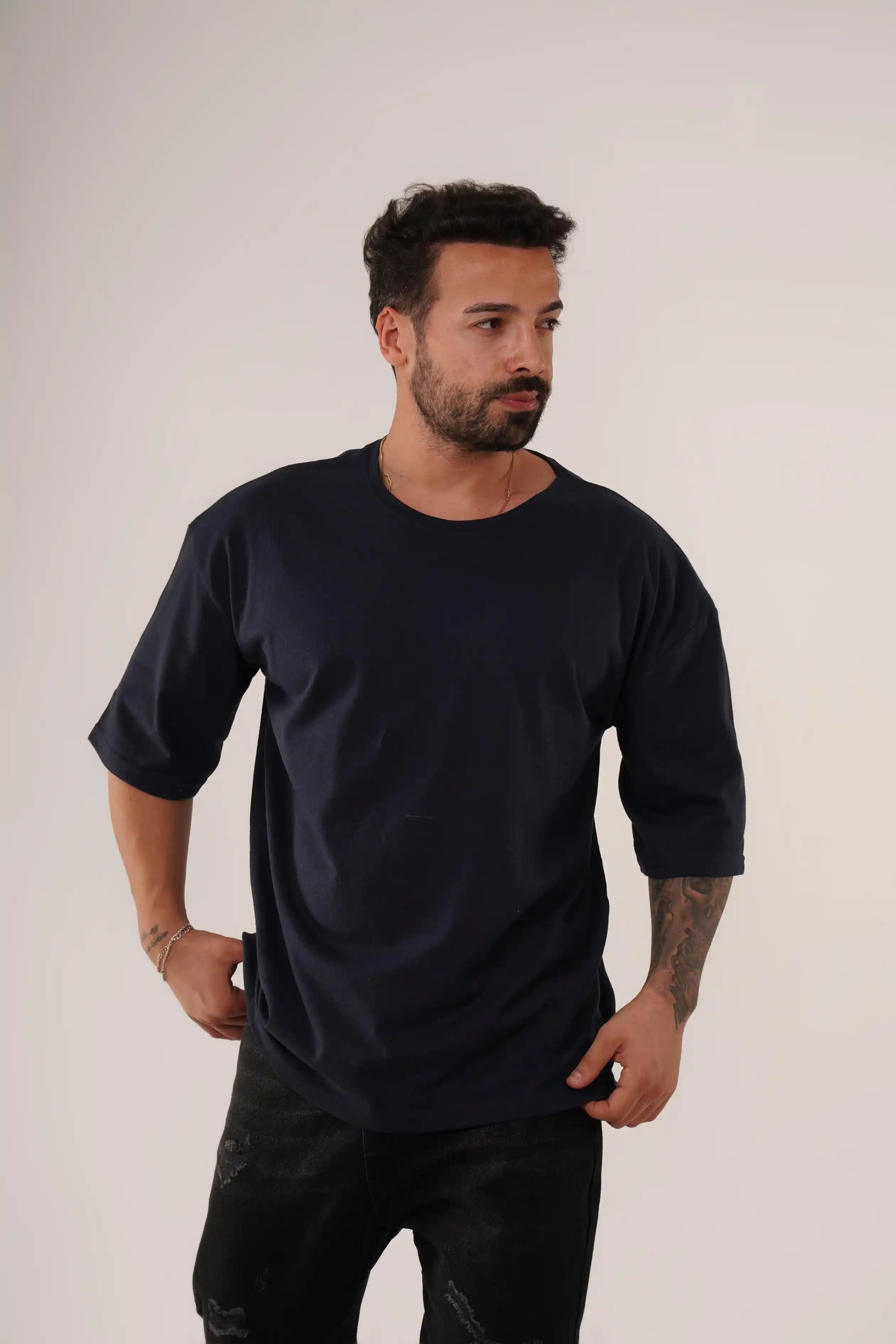 Düz Tişört Modasında Zamansız Şıklık ve Çok Yönlü Kombinasyon İpuçları