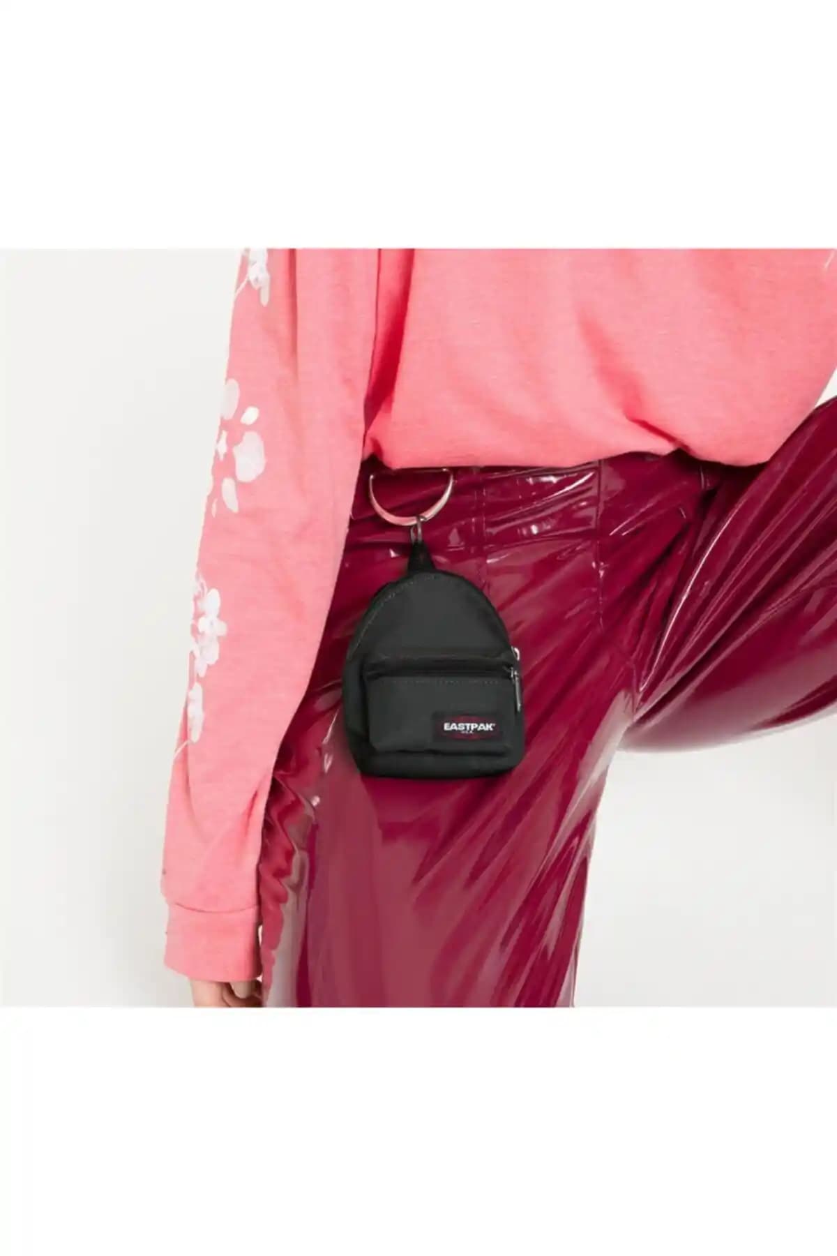 Eastpak Mini Çanta: Günlük Kullanım ve Moda Trendlerini Yansıtan Şık Tasarım