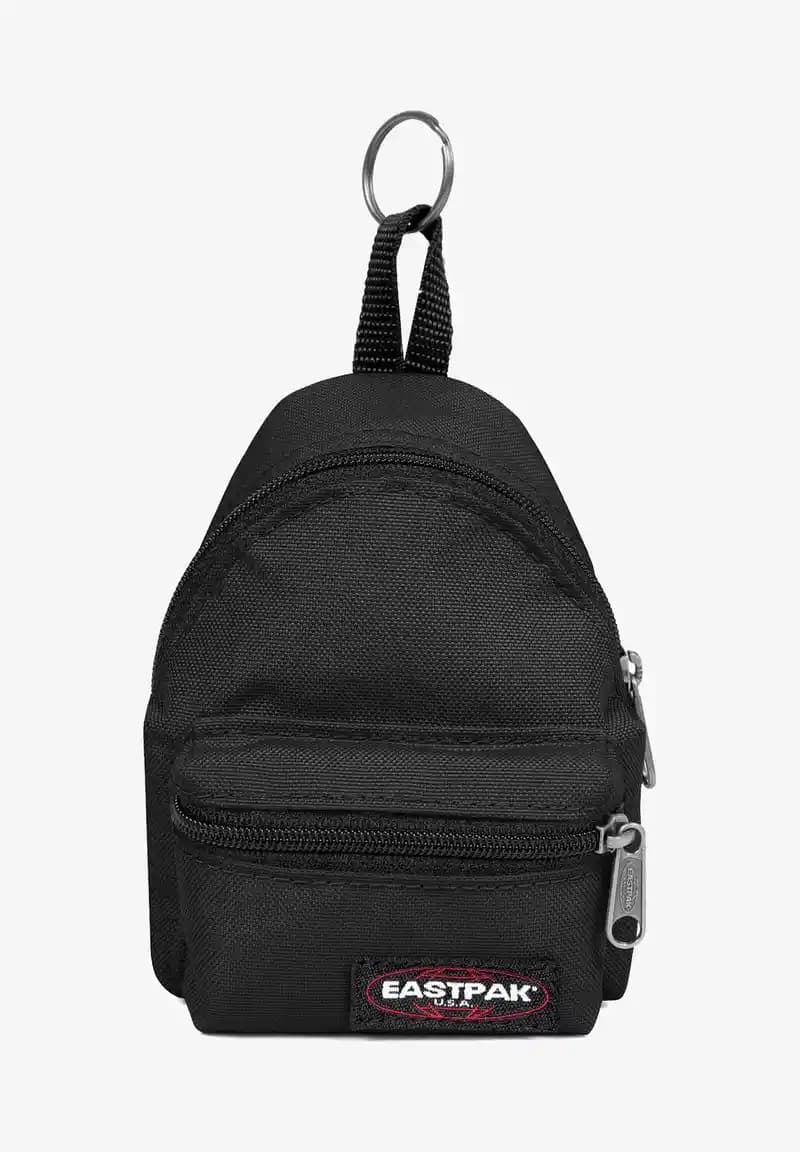 Eastpak Mini ile Moda Dünyasında Mini Çantaların Yükselişi ve Stil Avantajları
