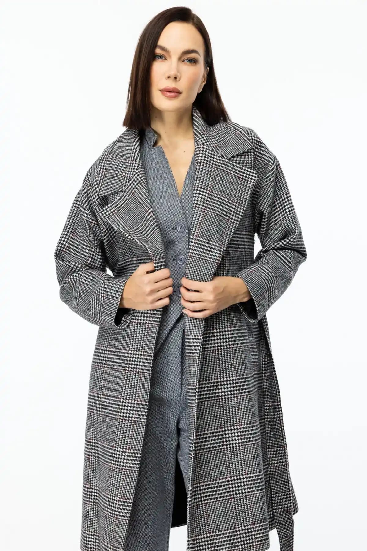 Ekoseli Kaşe Kabanlar: Zamansız Şıklık ve Güncel Moda Trendleri Analizi