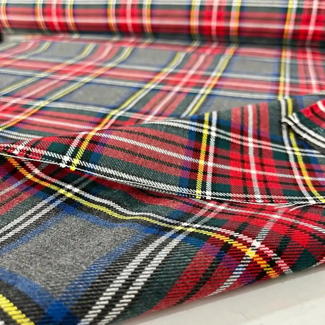 Ekoseli Kumaş Nedir ve Moda Dünyasında Neden Bu Kadar Popüler Hale Gelmiştir?