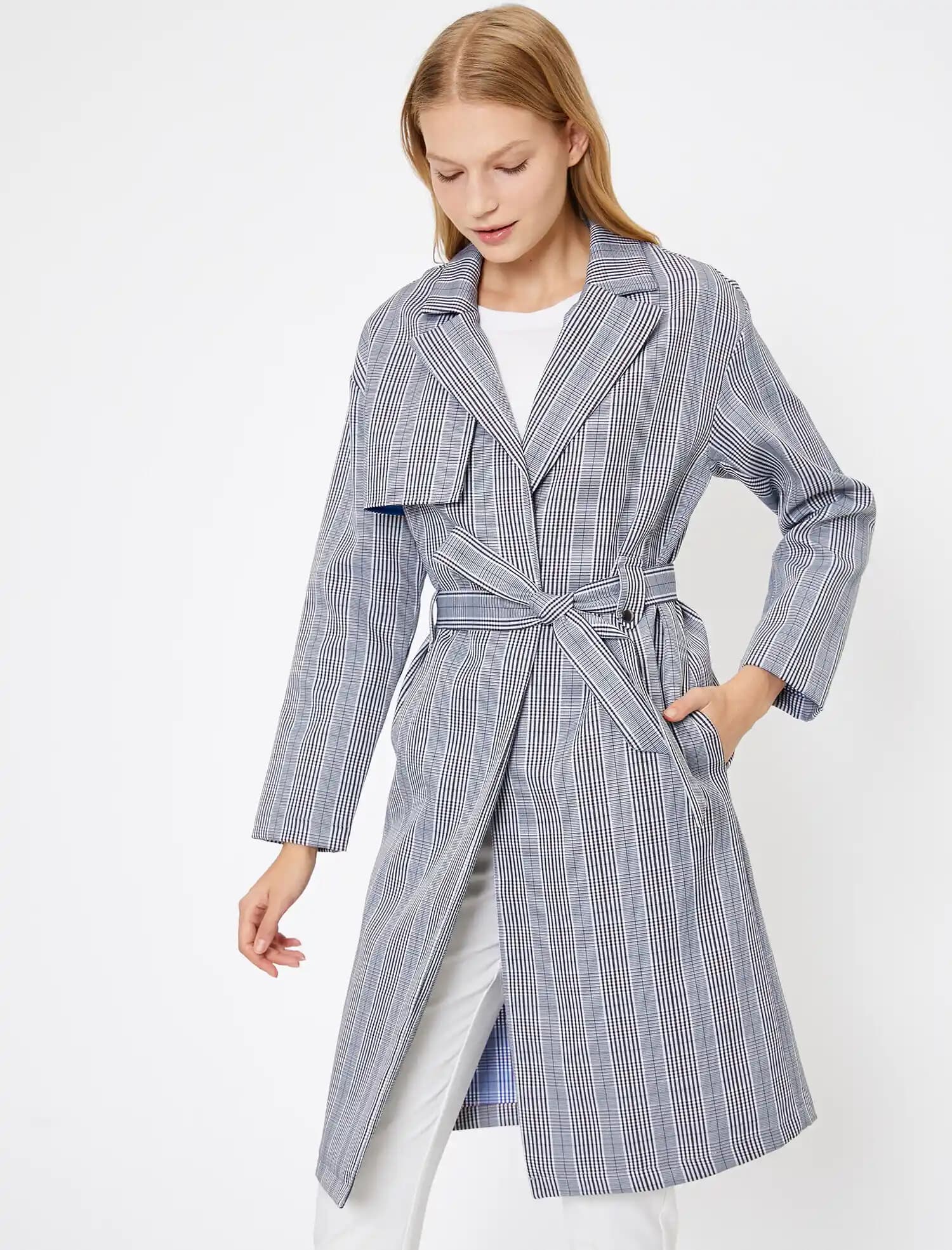 Ekoseli Trençkot: Moda Tutkunlarının Vazgeçilmez Şık ve Zamansız Parçası