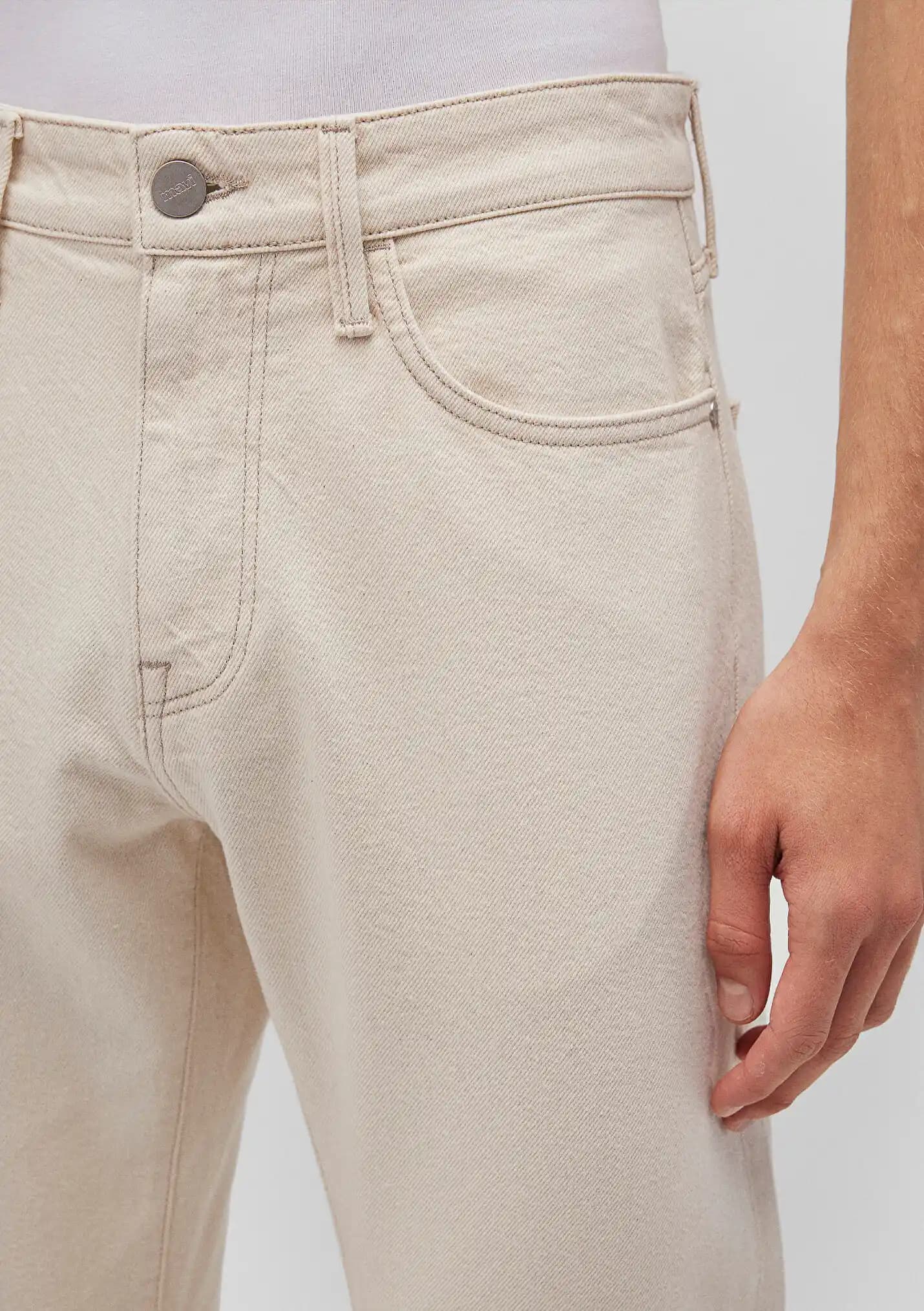 Ekru Jean Pantolonlar: Güncel Moda Trendleri ve Kombin Önerileri