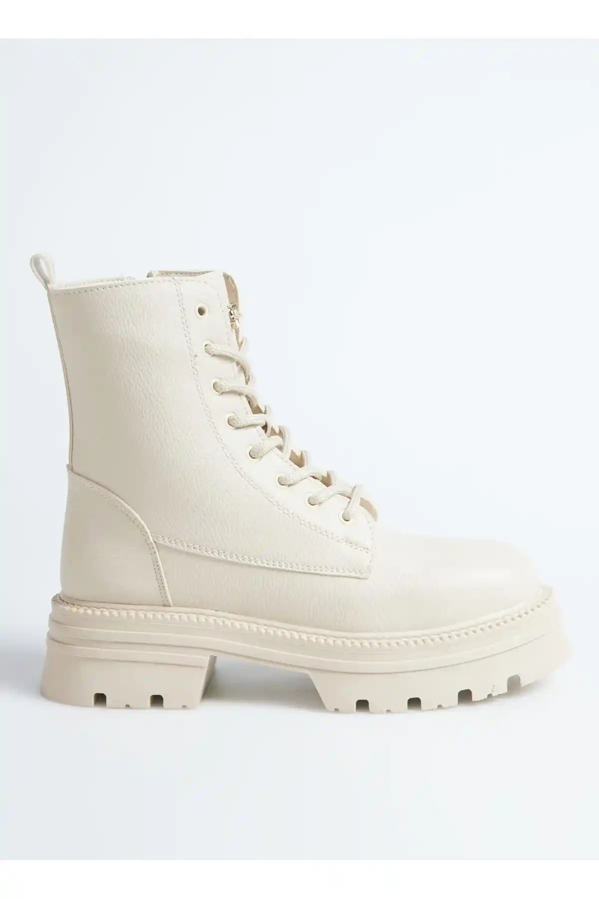 Ekru Kadın Bot Modasında Zarif ve Çok Yönlü Seçenekler Güncel Trendler