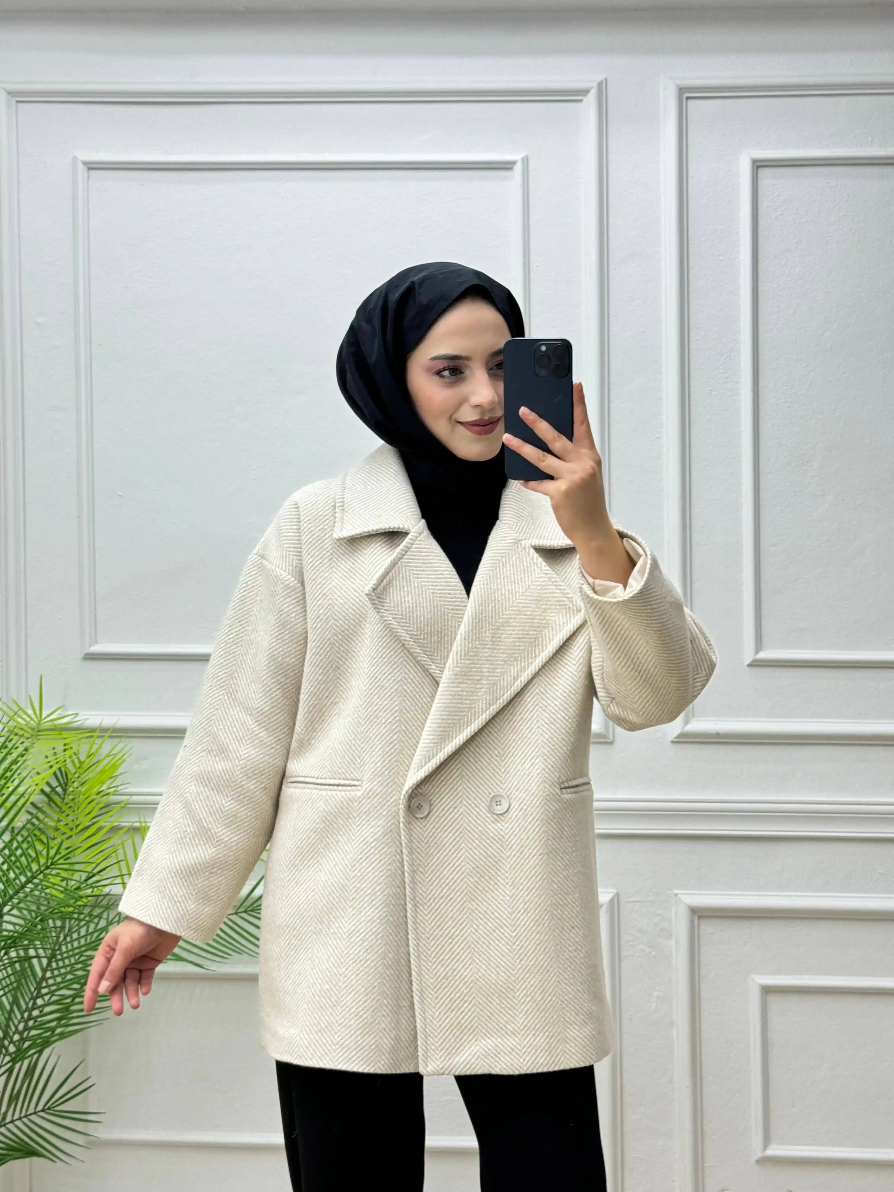 Ekru Kaşe Kaban: Zamansız ve Şık Bir Moda Parçası ile Stilinizi Yükseltin