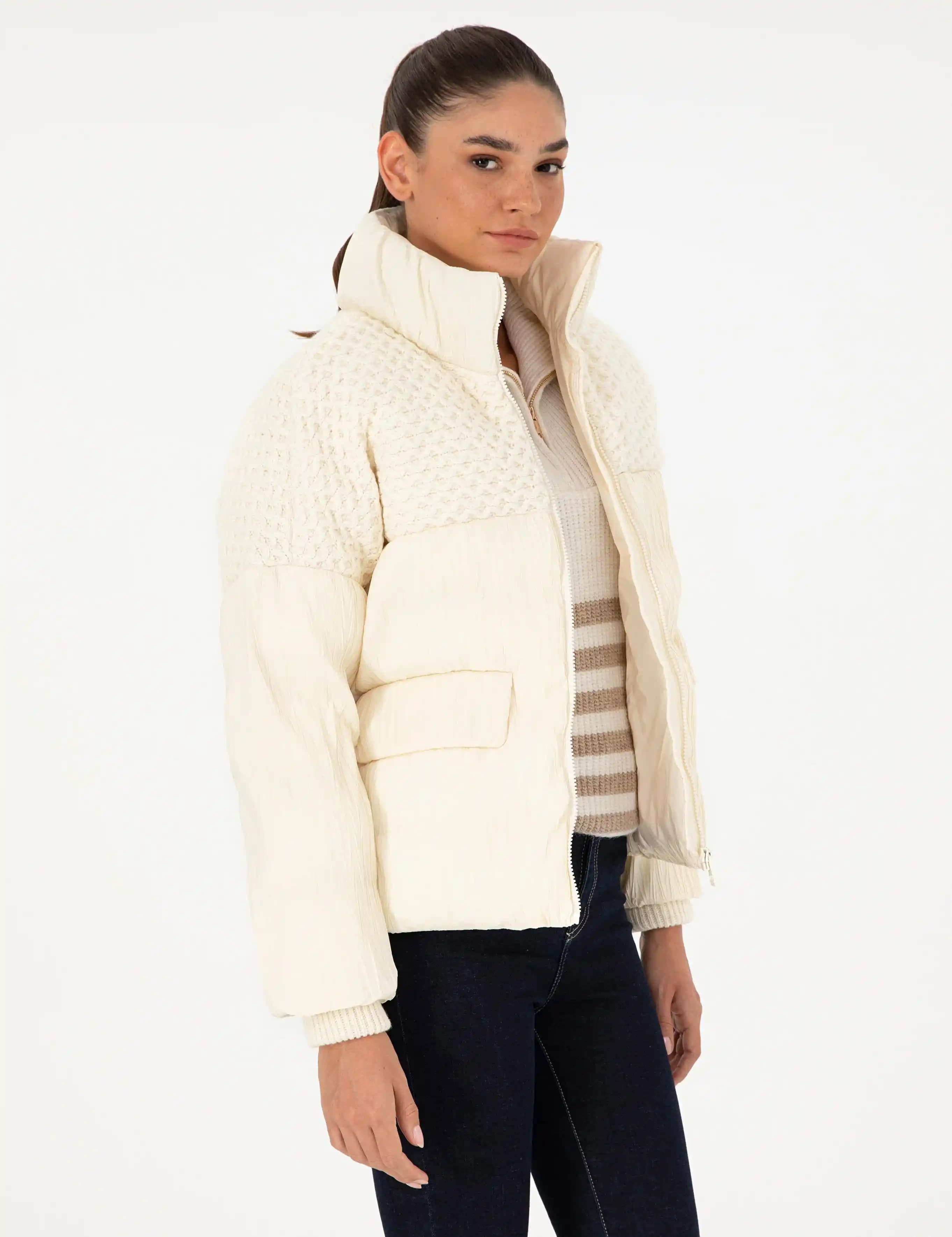 Ekru Mont Modada Zarafet ve Çok Yönlülük Sunan Şık Kış ve Bahar Parçası