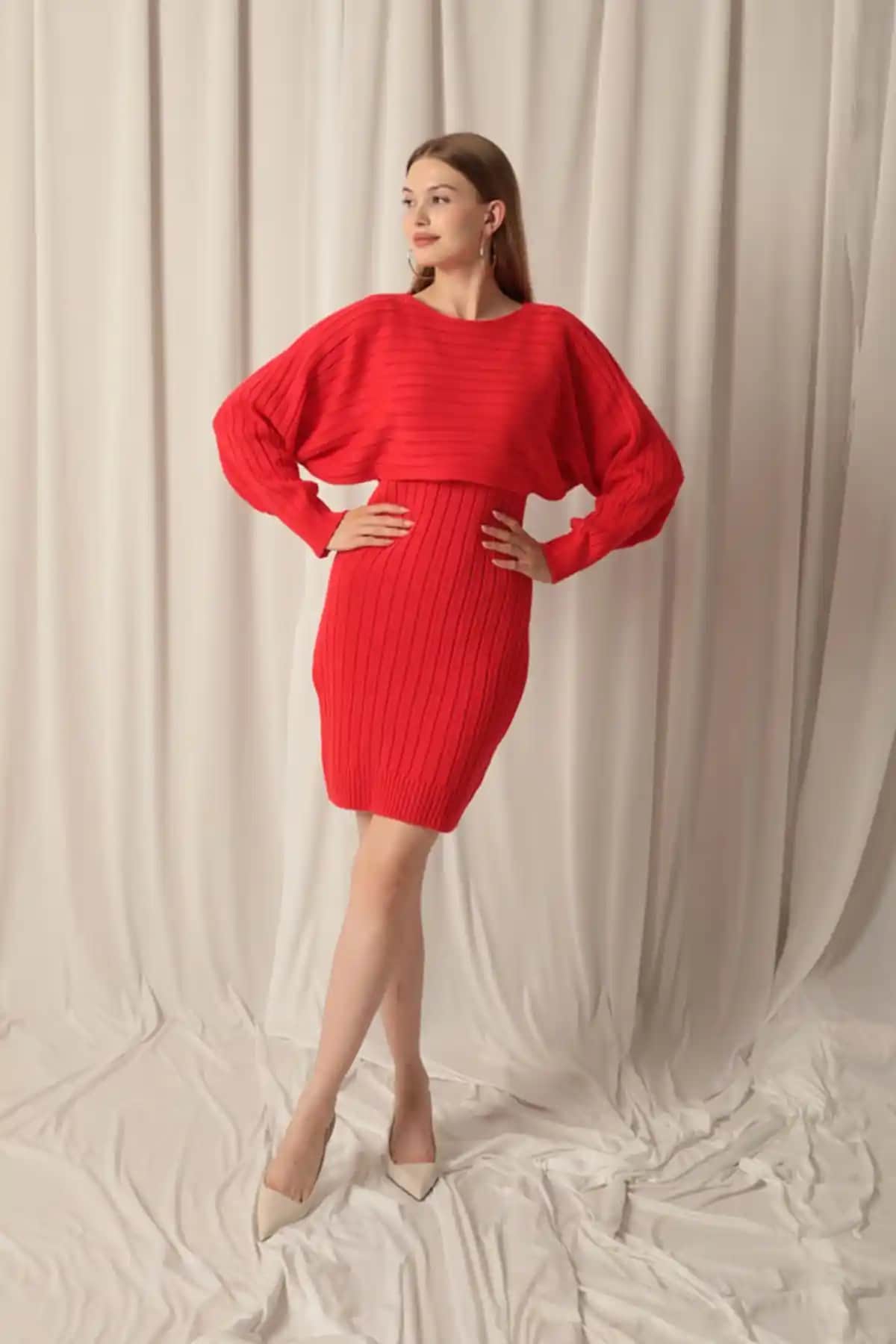 Elbise Üzerine Kazak Kombinasyonu: Şık ve Konforlu Katmanlı Giyim Trendleri