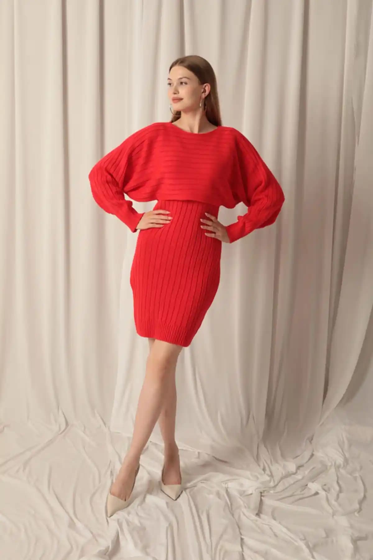 Elbise Üzerine Kazak Kombinasyonu: Şık ve Konforlu Katmanlı Giyim Trendleri