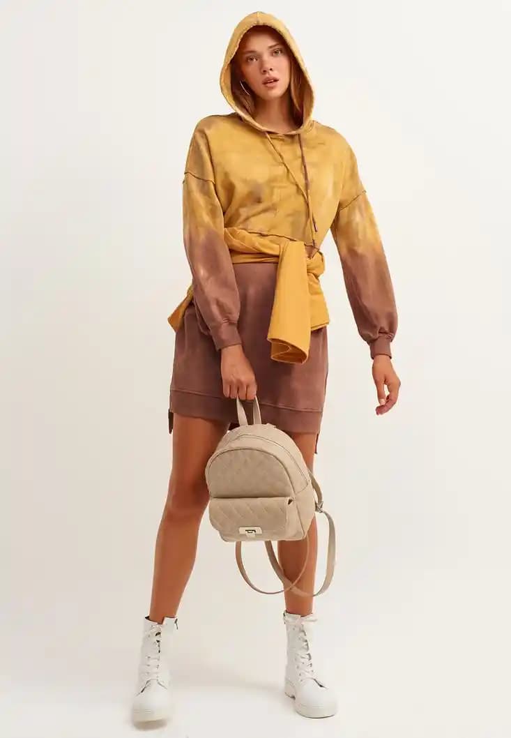 Elbise ve Sweat Kombini Trendleri: Rahatlık ve Şıklığın Mükemmel Uyumu