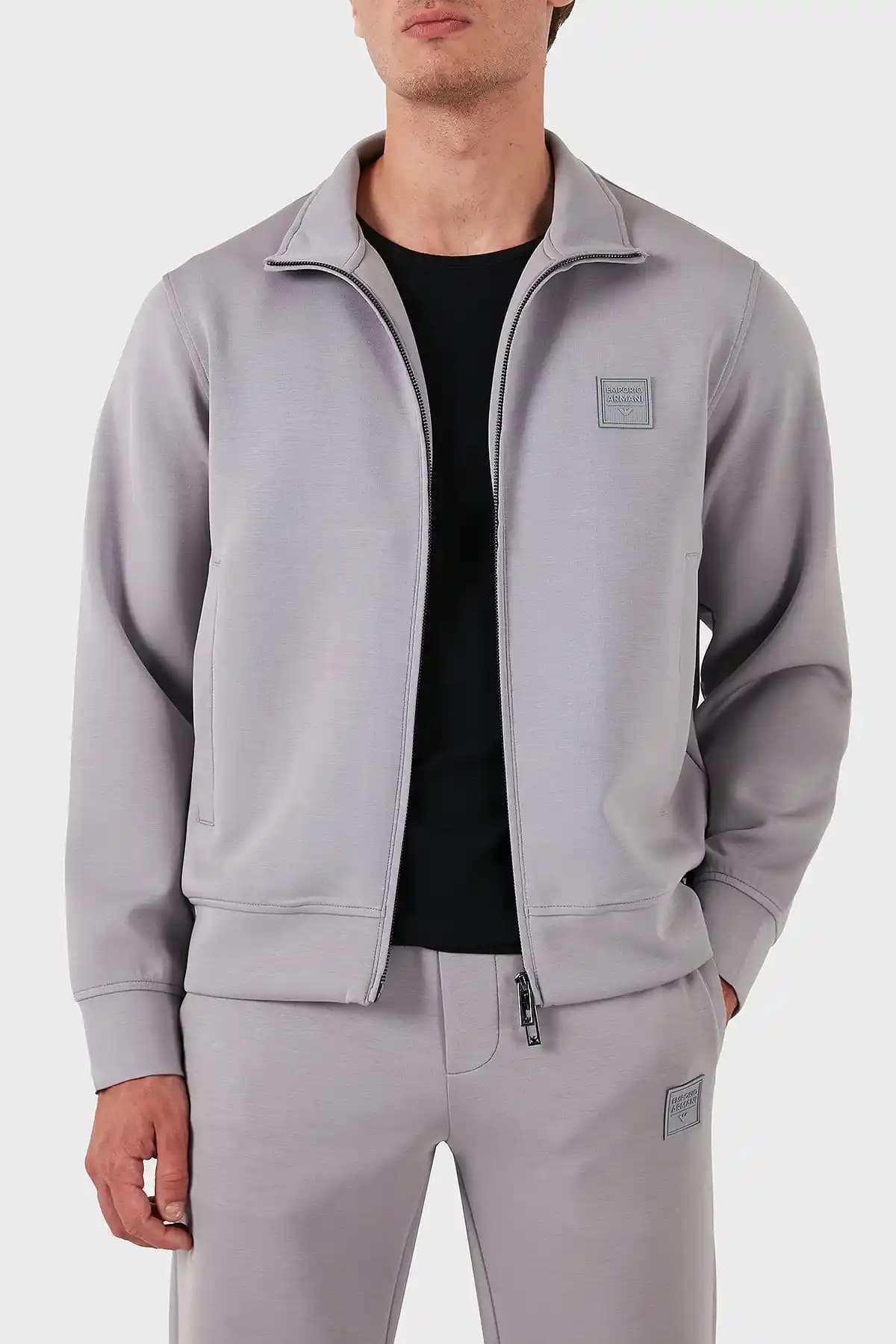 Emporio Armani Eşofmanları: Modern Şıklık ve Konfor Sunan Spor Giyim Seçenekleri