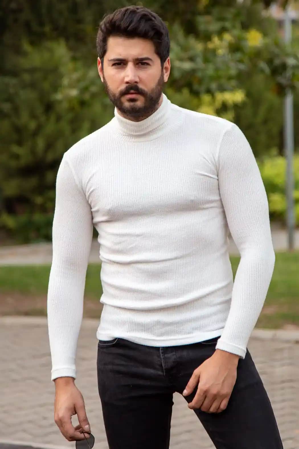 Erkek Beyaz Boğazlı Kazaklar: Şıklık ve Konforu Bir Arada Sunan Moda Parçası