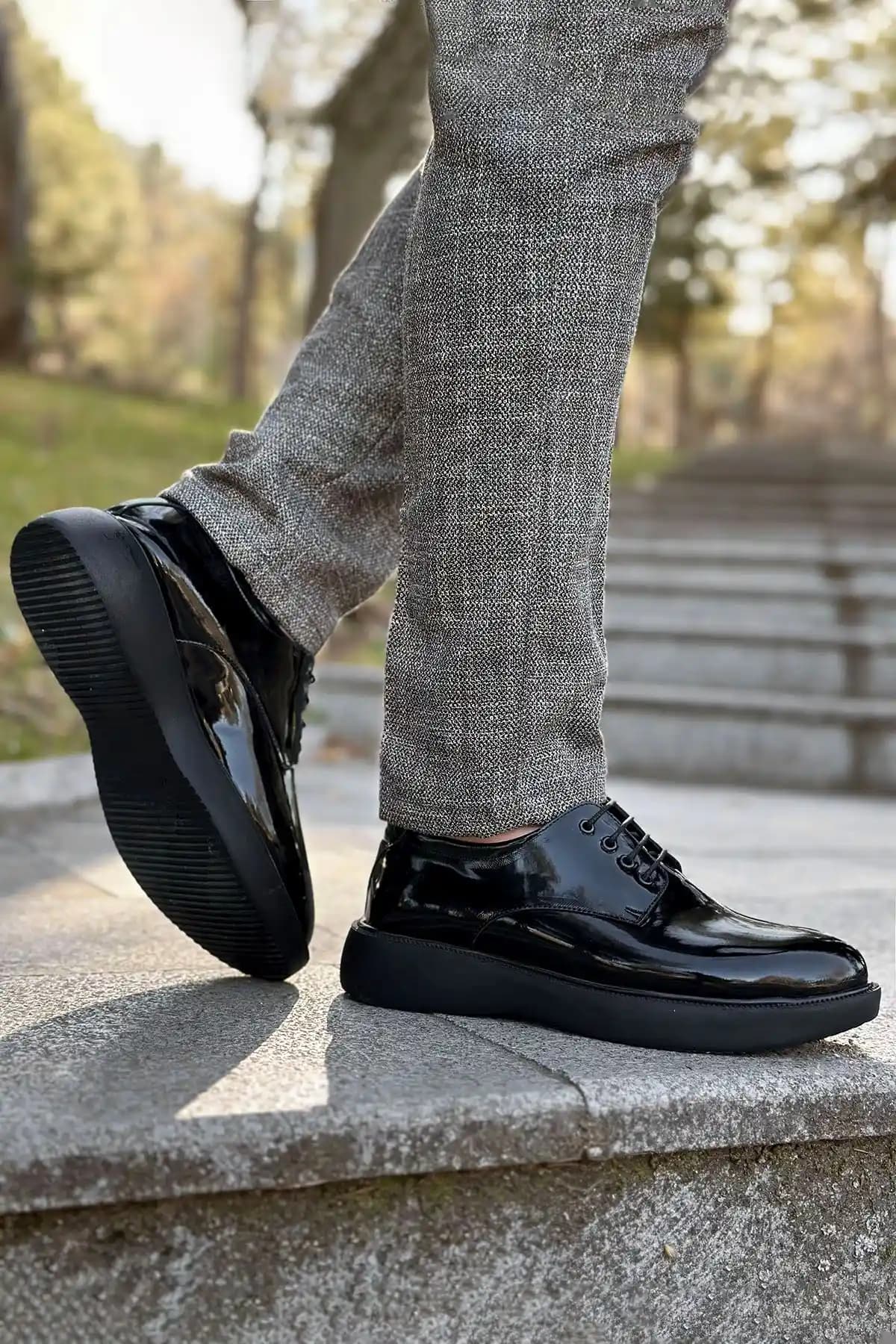 Erkek Klasik Rugan Ayakkabılar: Şıklık ve Dayanıklılığın Modern Yüzü