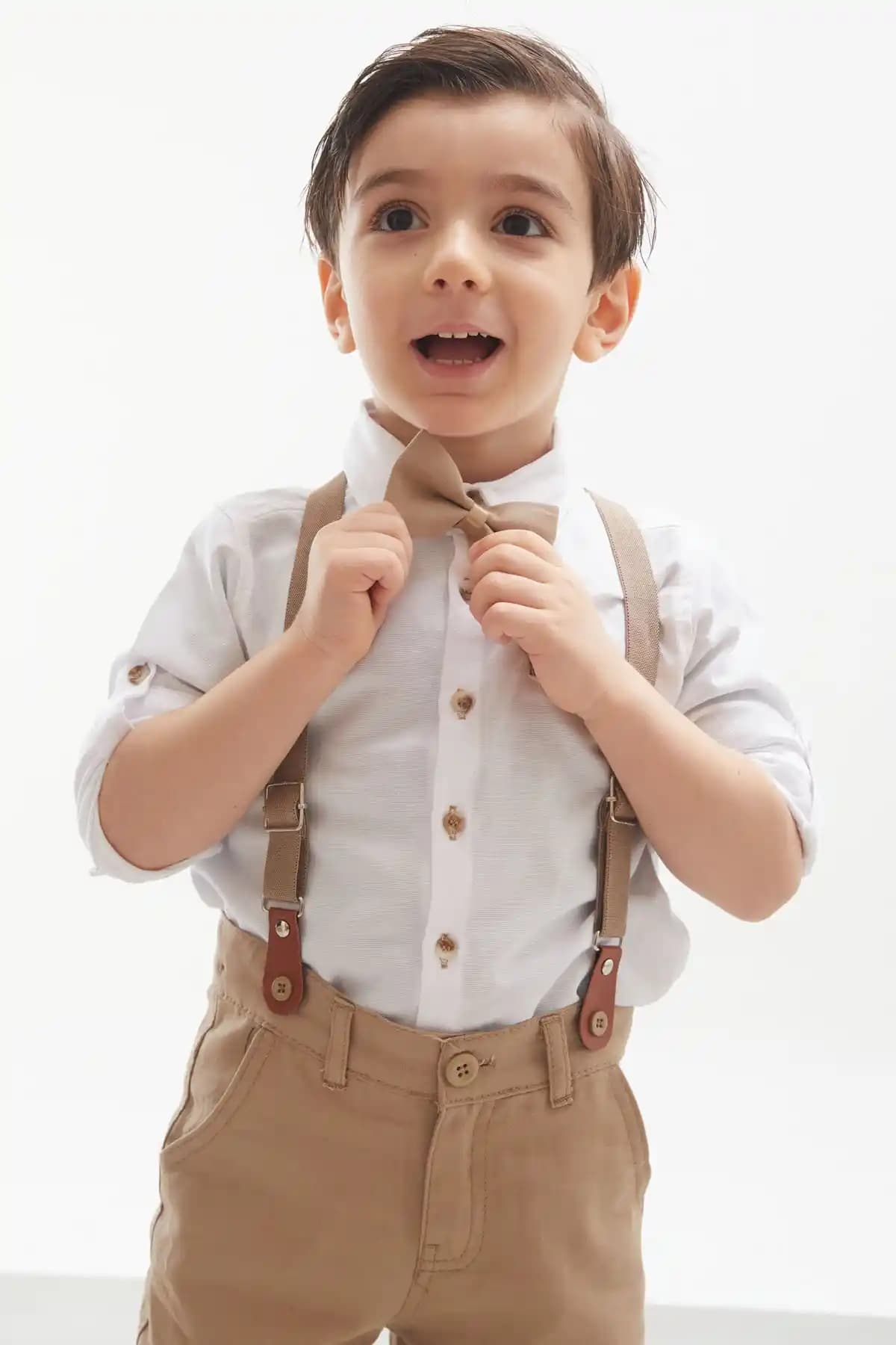 Erkek Modasında Askılı Gömlekler: Yaz ve Spor Tarzı için Şık ve Rahat Seçenekler