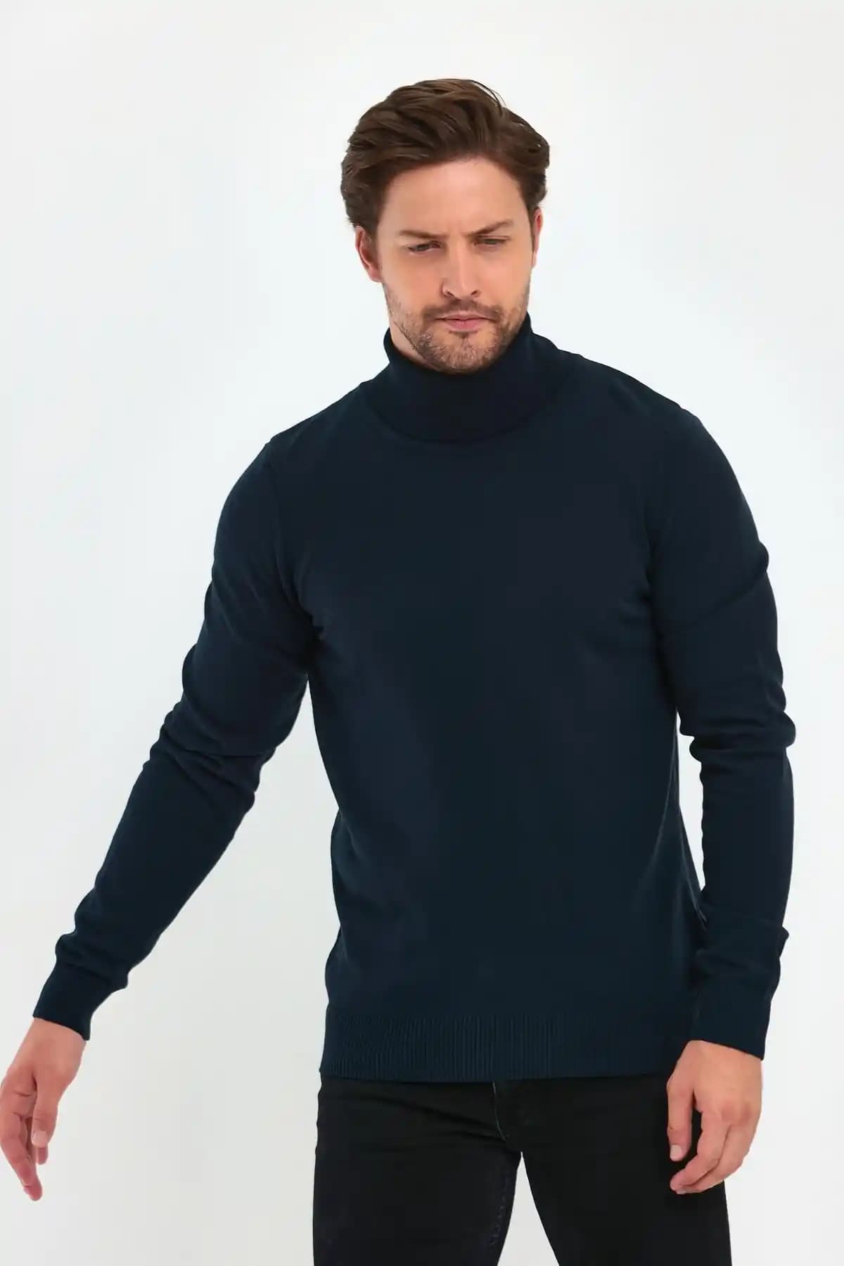 Erkek Modasında Balıkçı Yaka: Şıklık ve Rahatlığın Modern Buluşması