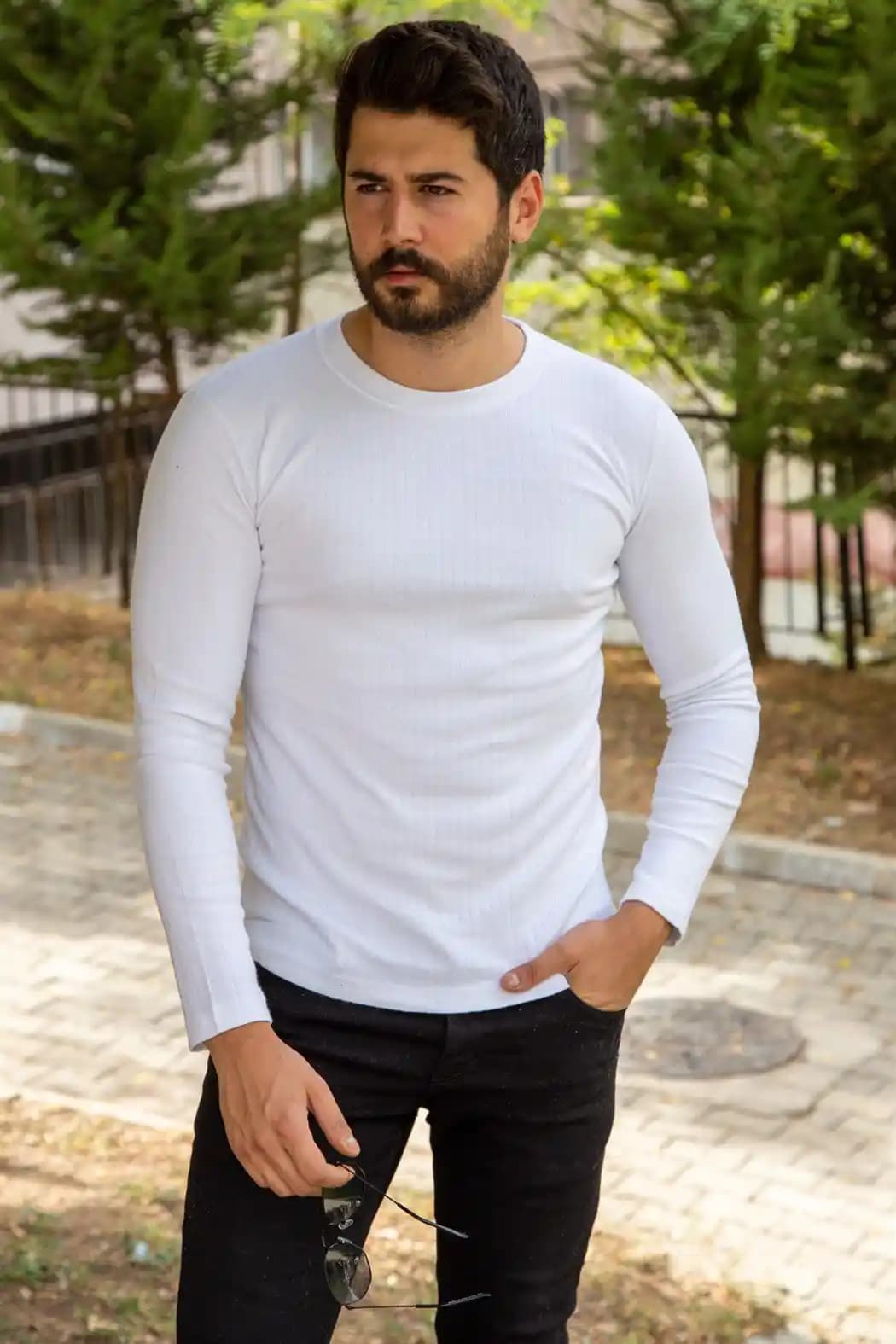 Erkek Modasında Beyaz Badi: Zamansız Şıklık ve Güncel Trendler Hakkında Bilgi