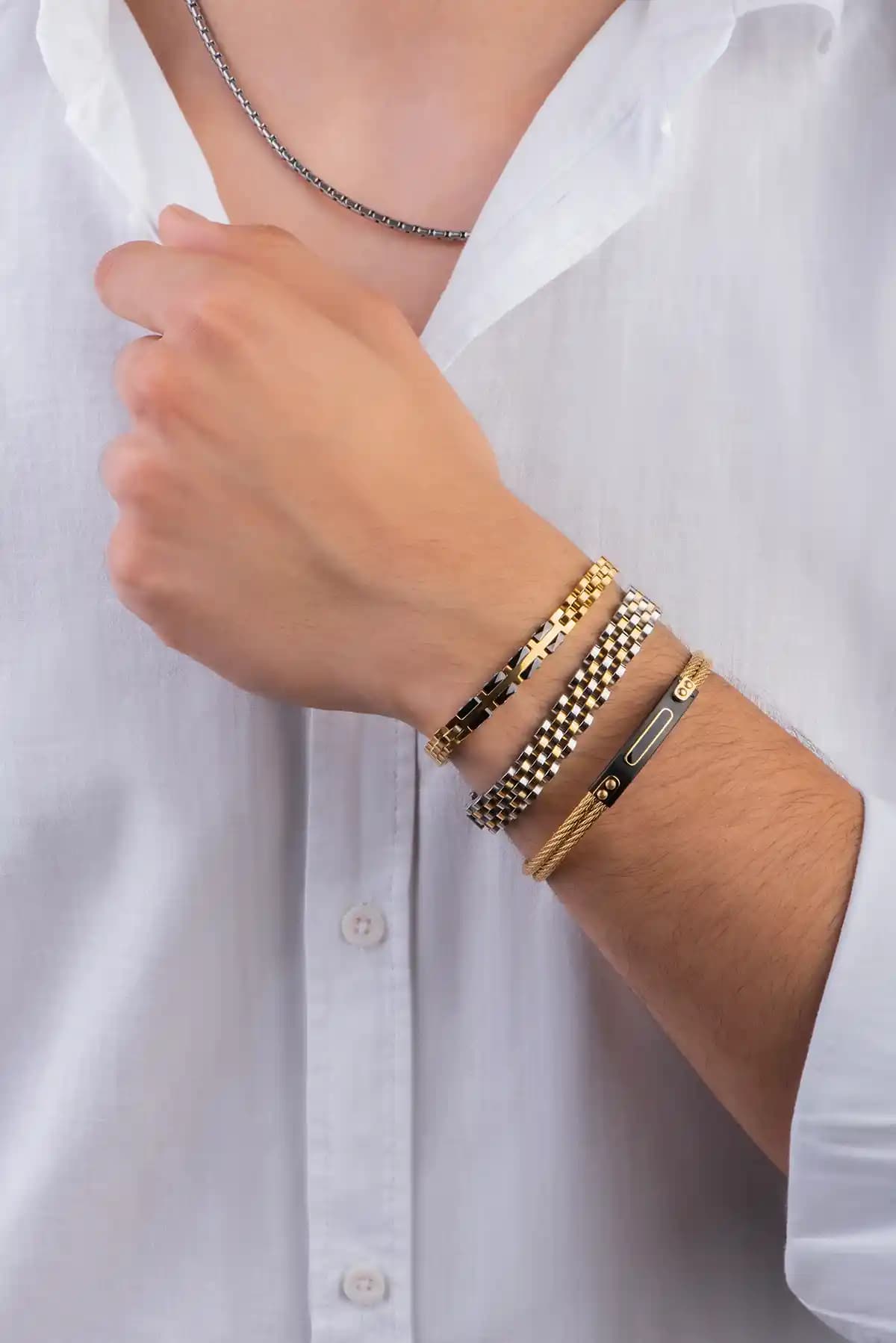 Erkek Modasında Çelik Bilekliklerin Yükselişi ve Stil İpuçları