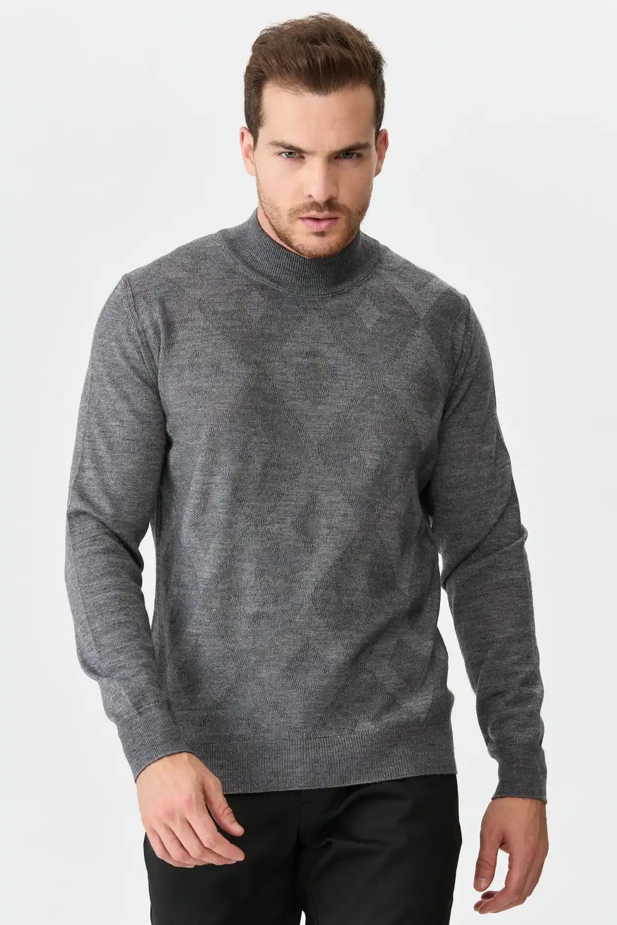 Erkek Modasında Desen Triko Yün Kazaklar: Güncel Trendler ve Kombin İpuçları