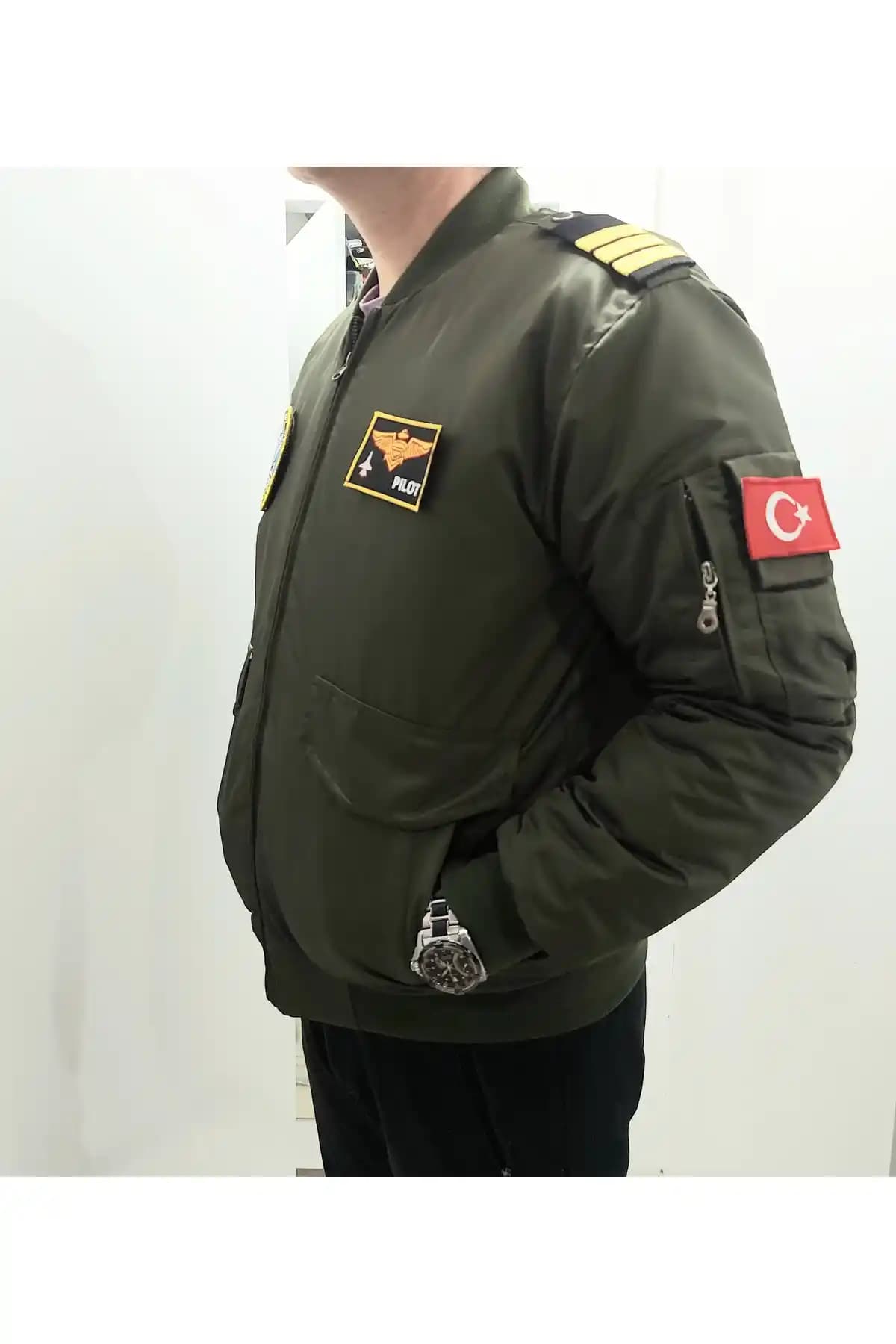 Erkek Modasında Havacı Montları: Şıklık ve Fonksiyonelliğin Buluştuğu Kış Koleksiyonu