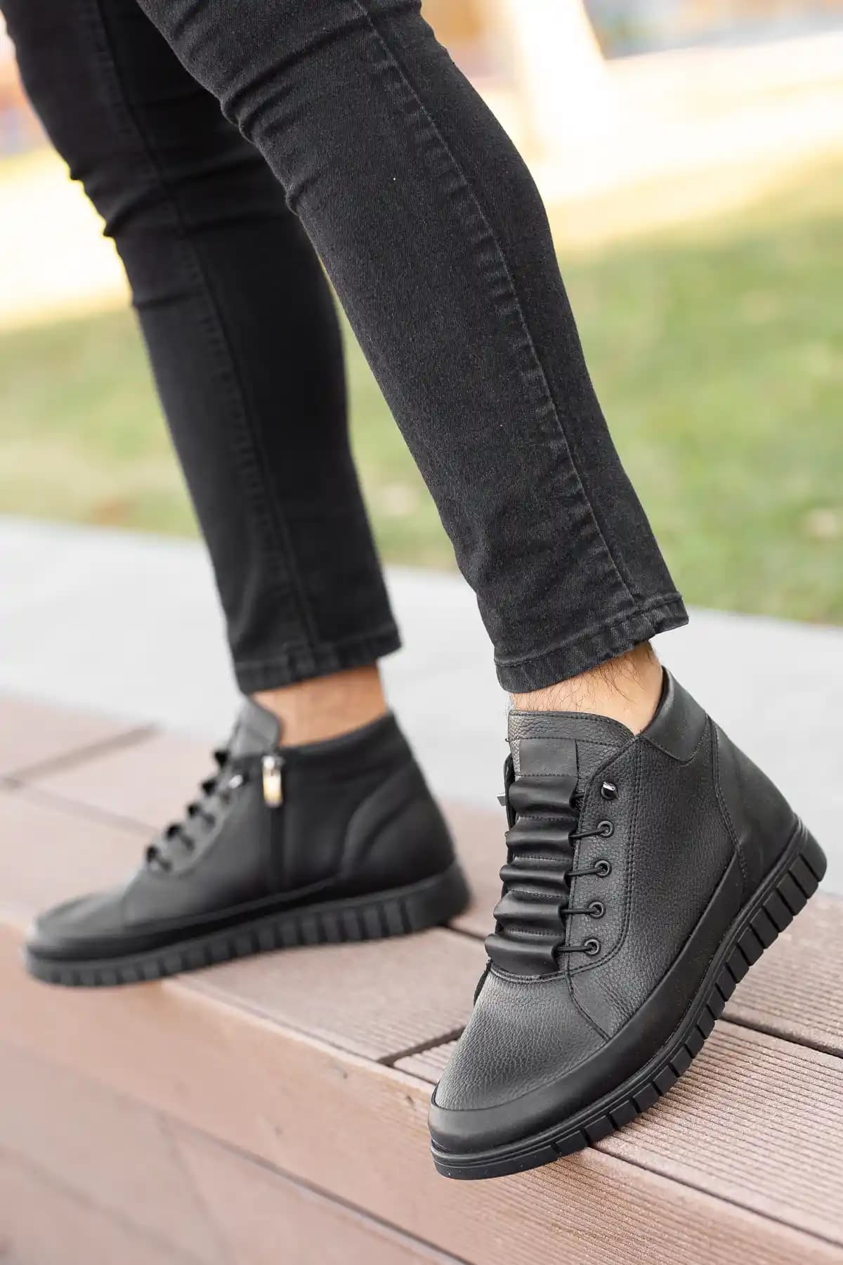 Erkek Modasında Kısa Botların Yükselişi: Şıklık ve Konforun Buluşması